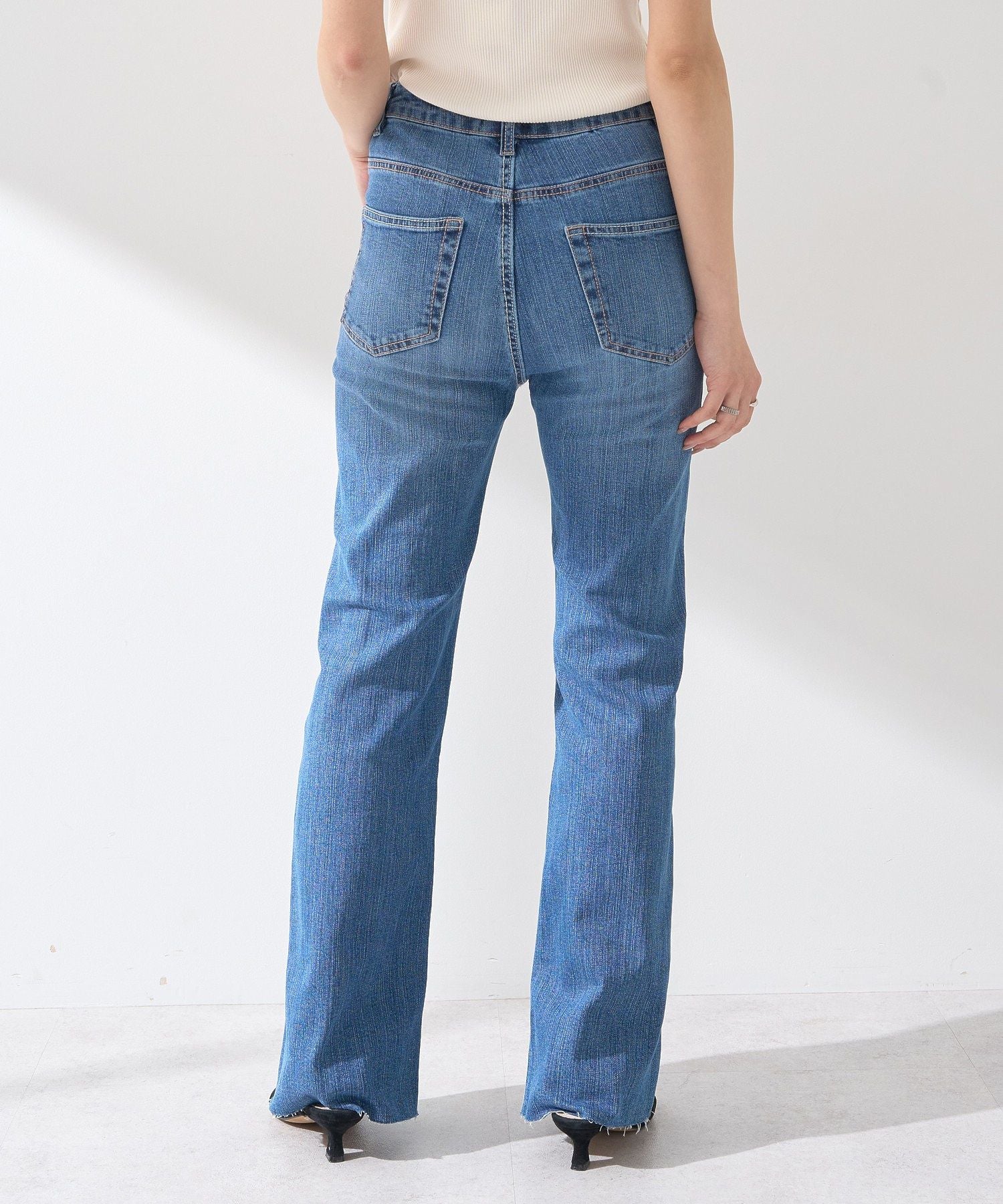 アースミュージックアンドエコロジー earth music&ecology セルフカットフレアデニムパンツ （ミディアムインディゴ） ミディアムインディゴ