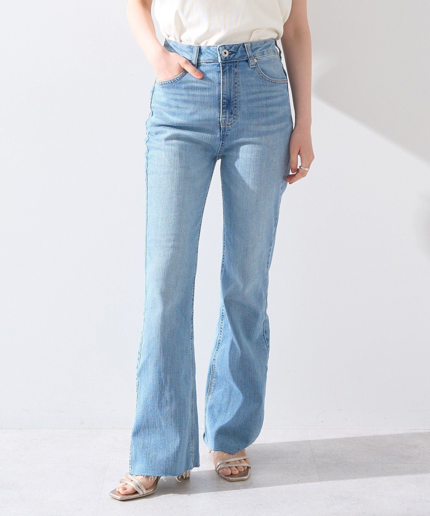 アースミュージックアンドエコロジー earth music&ecology セルフカットフレアデニムパンツ （ミディアムインディゴ） ミディアムインディゴ