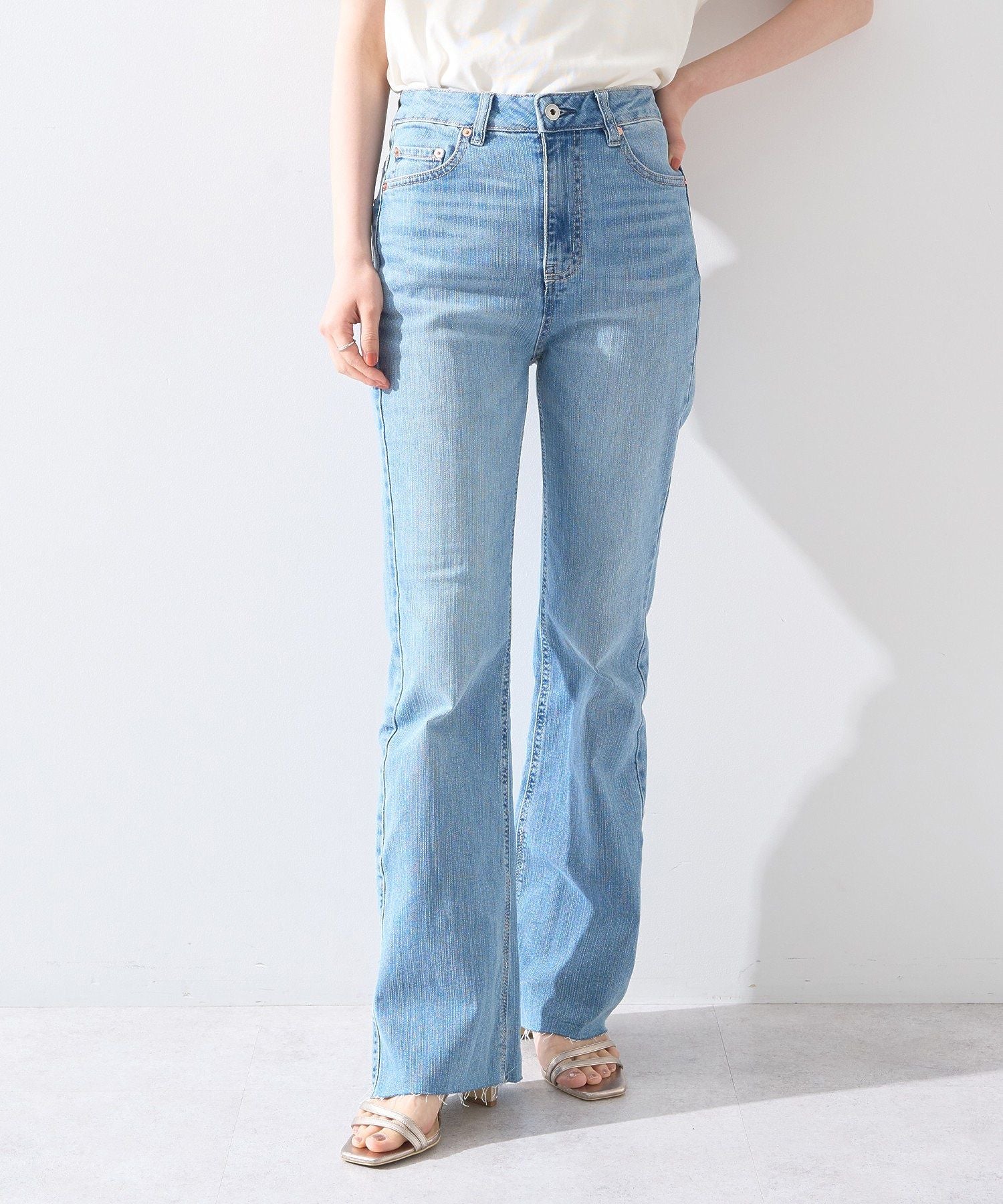 アースミュージックアンドエコロジー earth music&ecology セルフカットフレアデニムパンツ （ミディアムインディゴ） ミディアムインディゴ