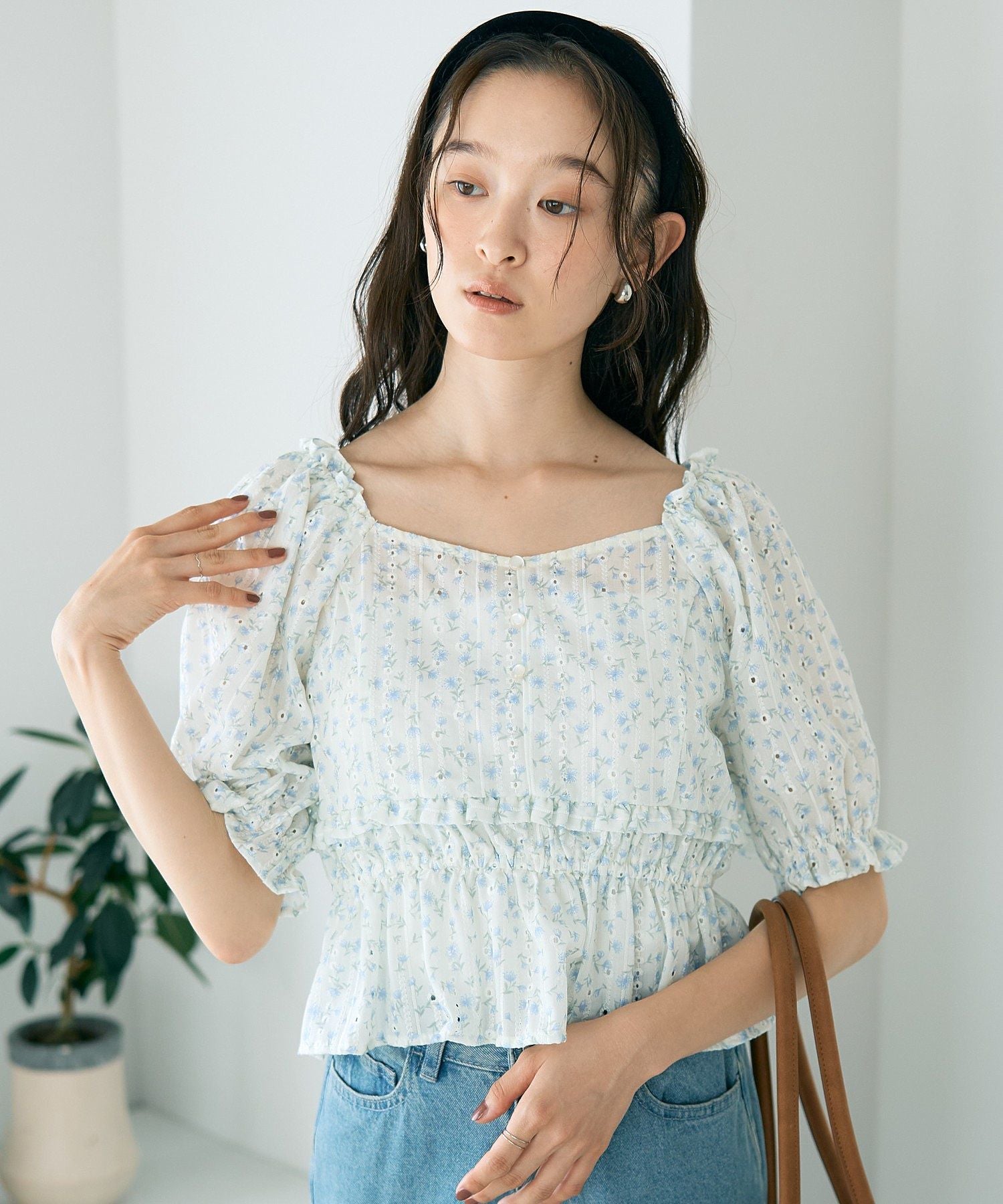 アースミュージックアンドエコロジー earth music&ecology フラワー刺繍フリルヘムブラウス （アイボリー） アイボリー