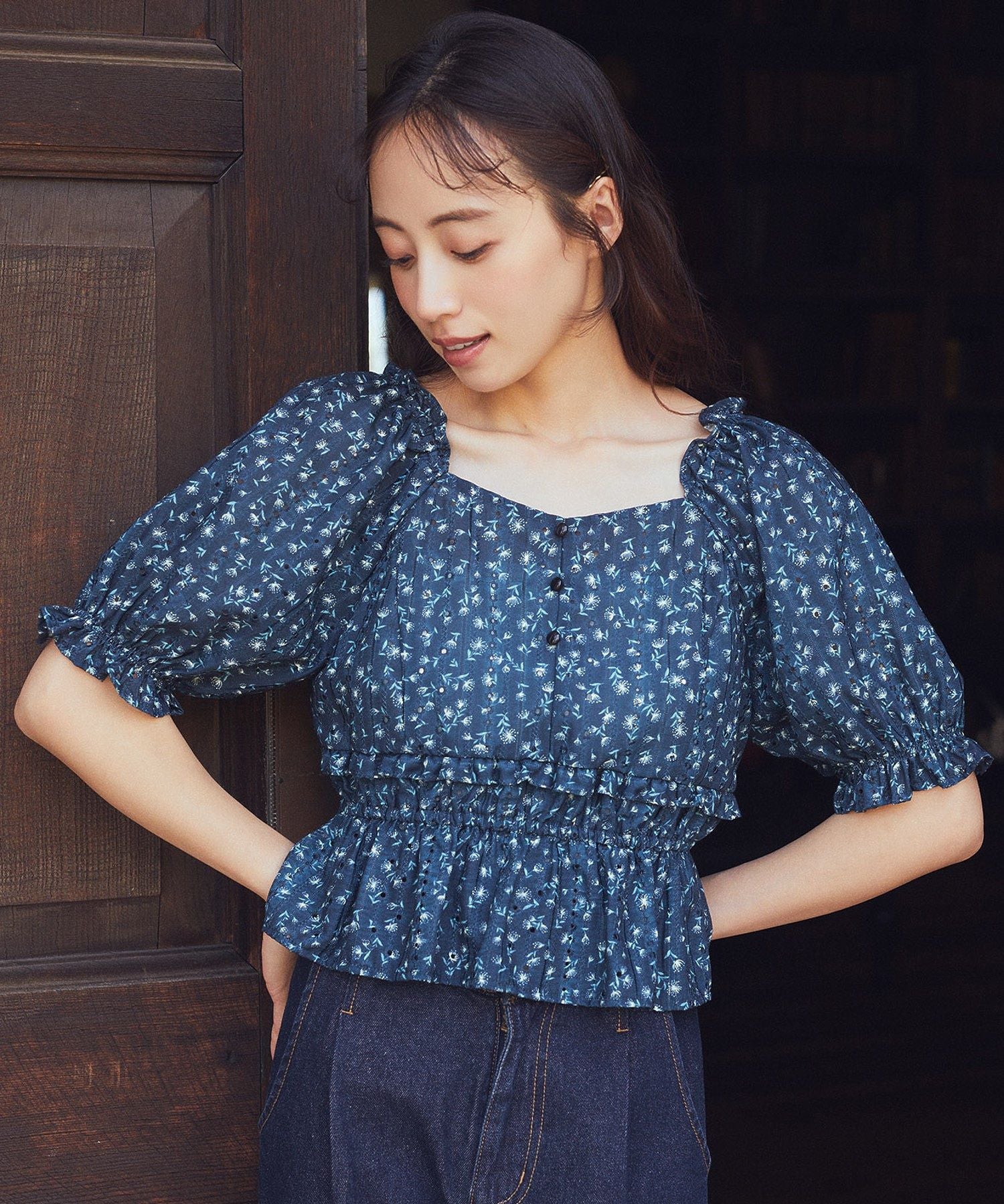 アースミュージックアンドエコロジー earth music&ecology フラワー刺繍フリルヘムブラウス （アイボリー） アイボリー