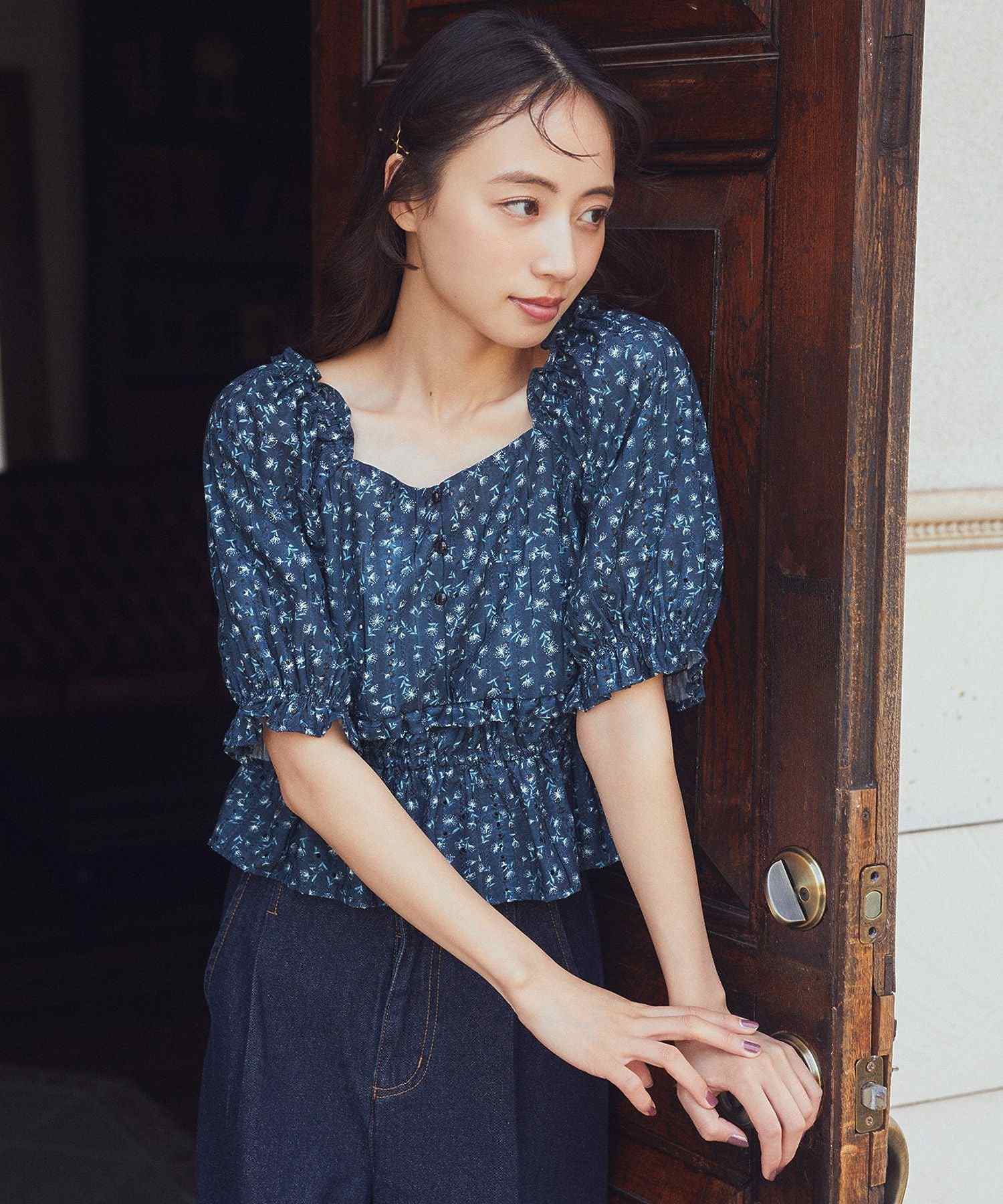 アースミュージックアンドエコロジー earth music&ecology フラワー刺繍フリルヘムブラウス （アイボリー） アイボリー