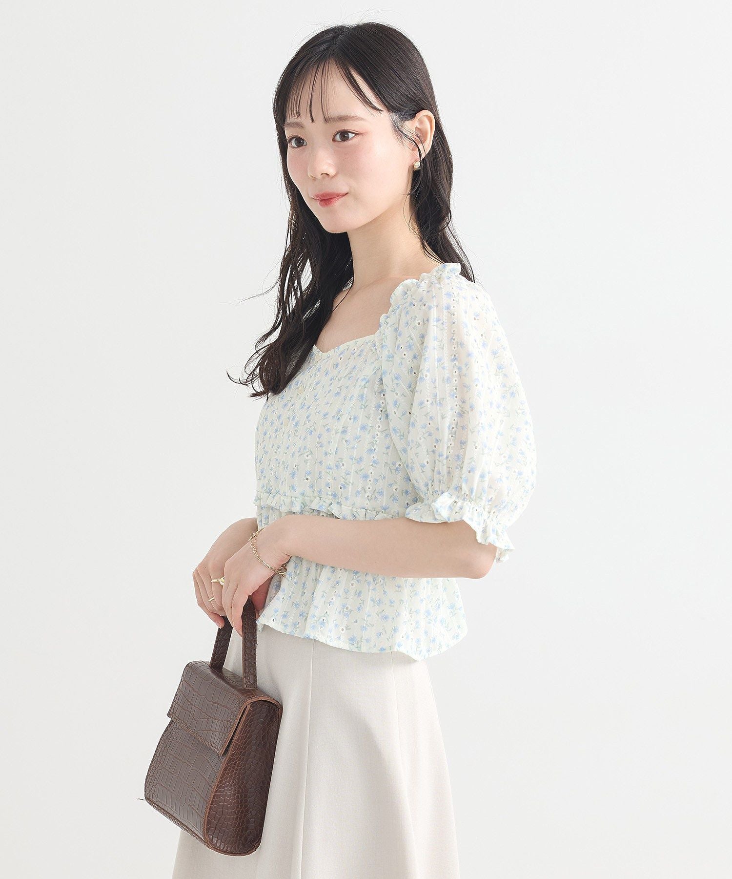 アースミュージックアンドエコロジー earth music&ecology フラワー刺繍フリルヘムブラウス （アイボリー） アイボリー