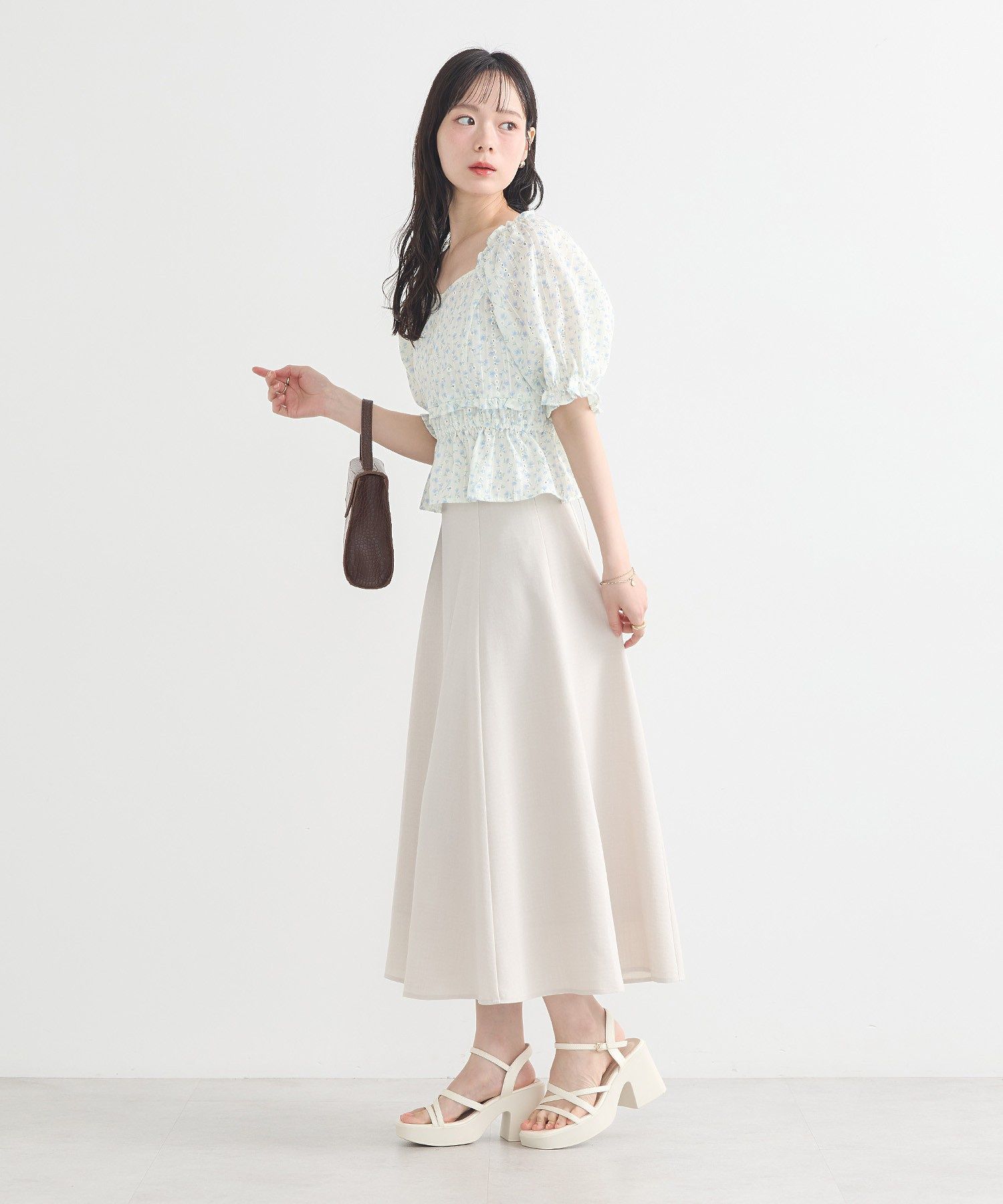 アースミュージックアンドエコロジー earth music&ecology フラワー刺繍フリルヘムブラウス （アイボリー） アイボリー