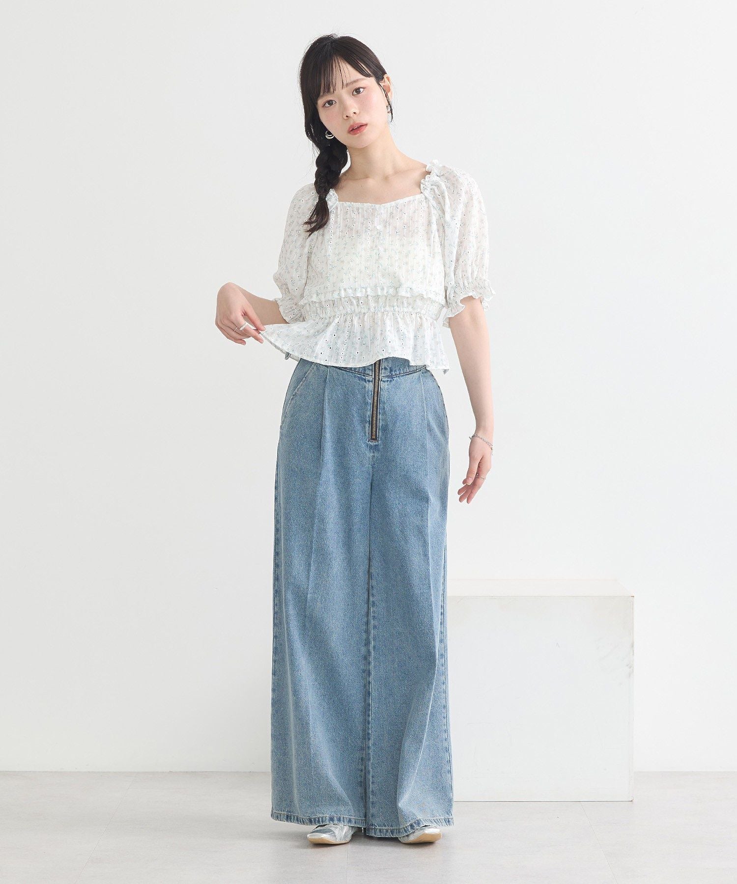 アースミュージックアンドエコロジー earth music&ecology フラワー刺繍フリルヘムブラウス （アイボリー） アイボリー