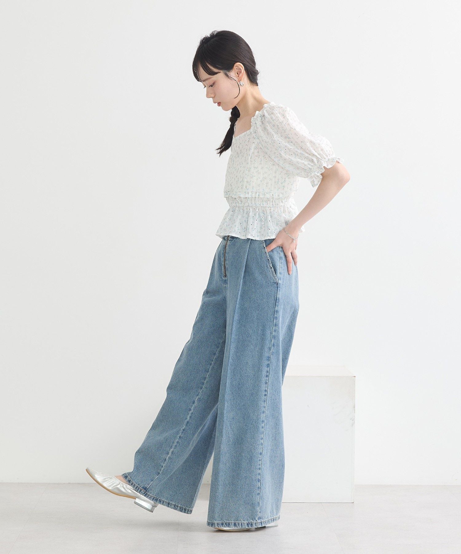 アースミュージックアンドエコロジー earth music&ecology フラワー刺繍フリルヘムブラウス （アイボリー） アイボリー