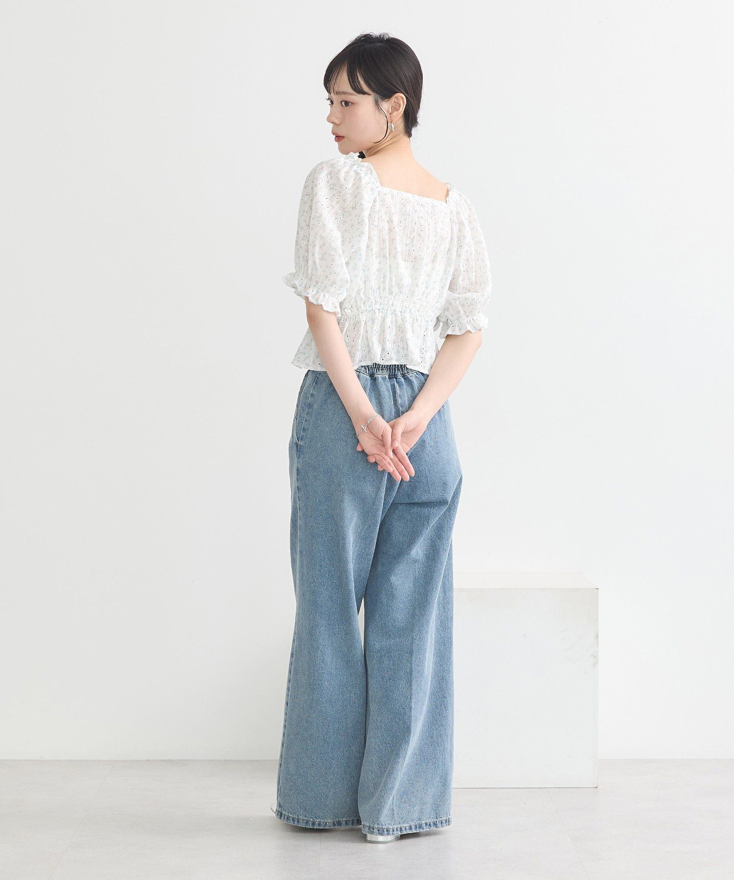 アースミュージックアンドエコロジー earth music&ecology フラワー刺繍フリルヘムブラウス （アイボリー） アイボリー