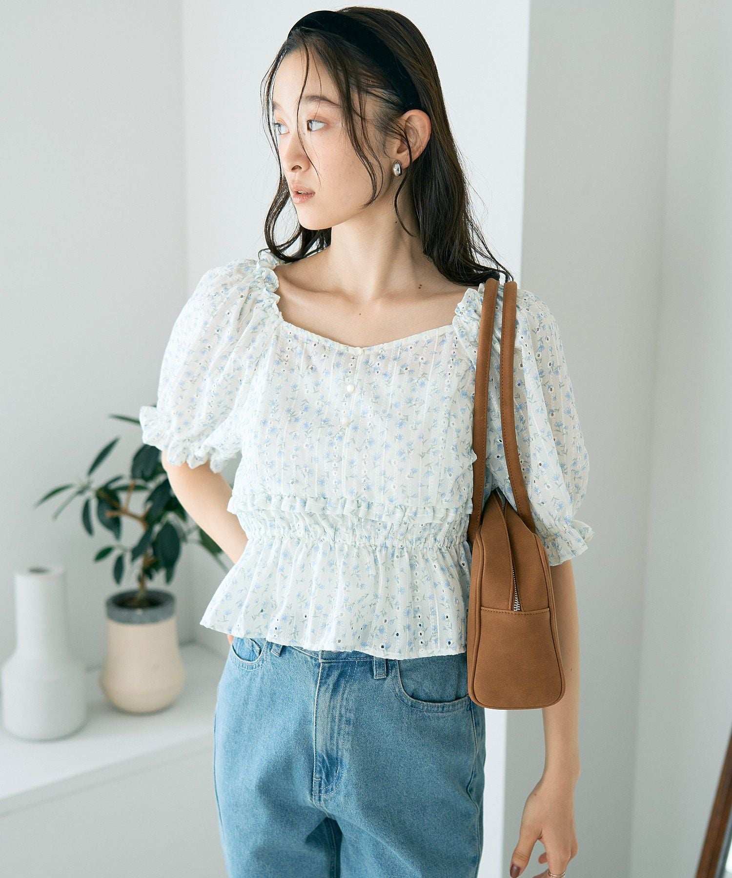 アースミュージックアンドエコロジー earth music&ecology フラワー刺繍フリルヘムブラウス （アイボリー） アイボリー