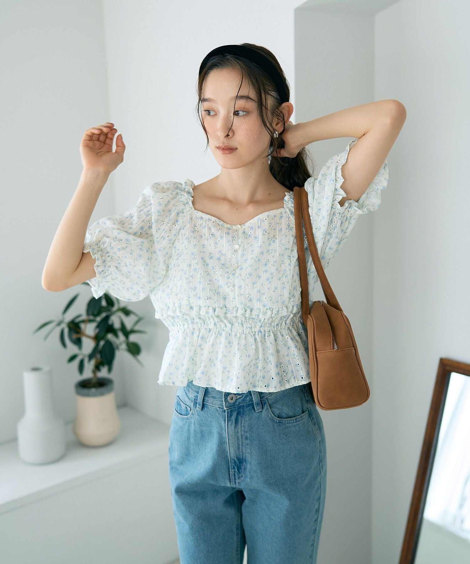 アースミュージックアンドエコロジー earth music&ecology フラワー刺繍フリルヘムブラウス （アイボリー） アイボリー