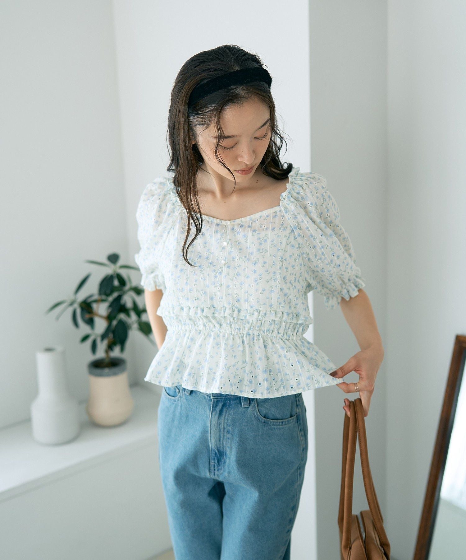 アースミュージックアンドエコロジー earth music&ecology フラワー刺繍フリルヘムブラウス （アイボリー） アイボリー