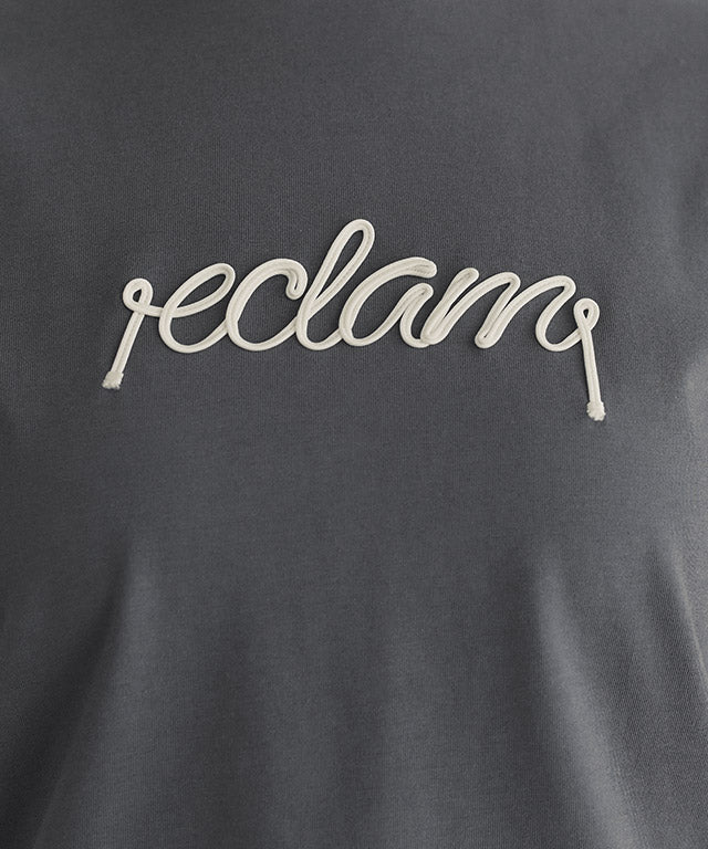 クラム ECLAM コード刺繍ロゴTシャツ （チャコール×オフホワイト） チャコール×オフホワイト