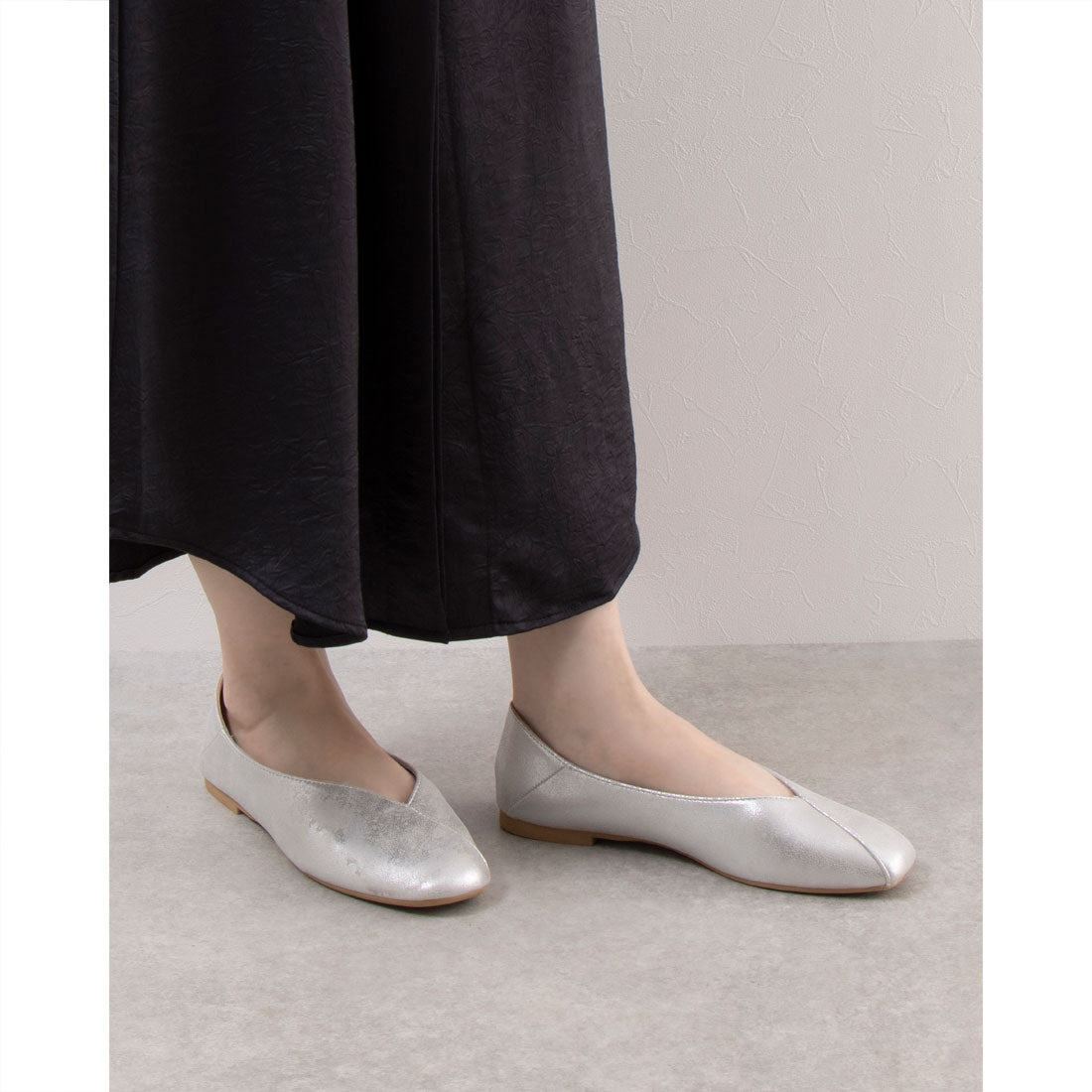 エルプラネット ELLE PLANETE アシメやわらかVカットフラットシューズ