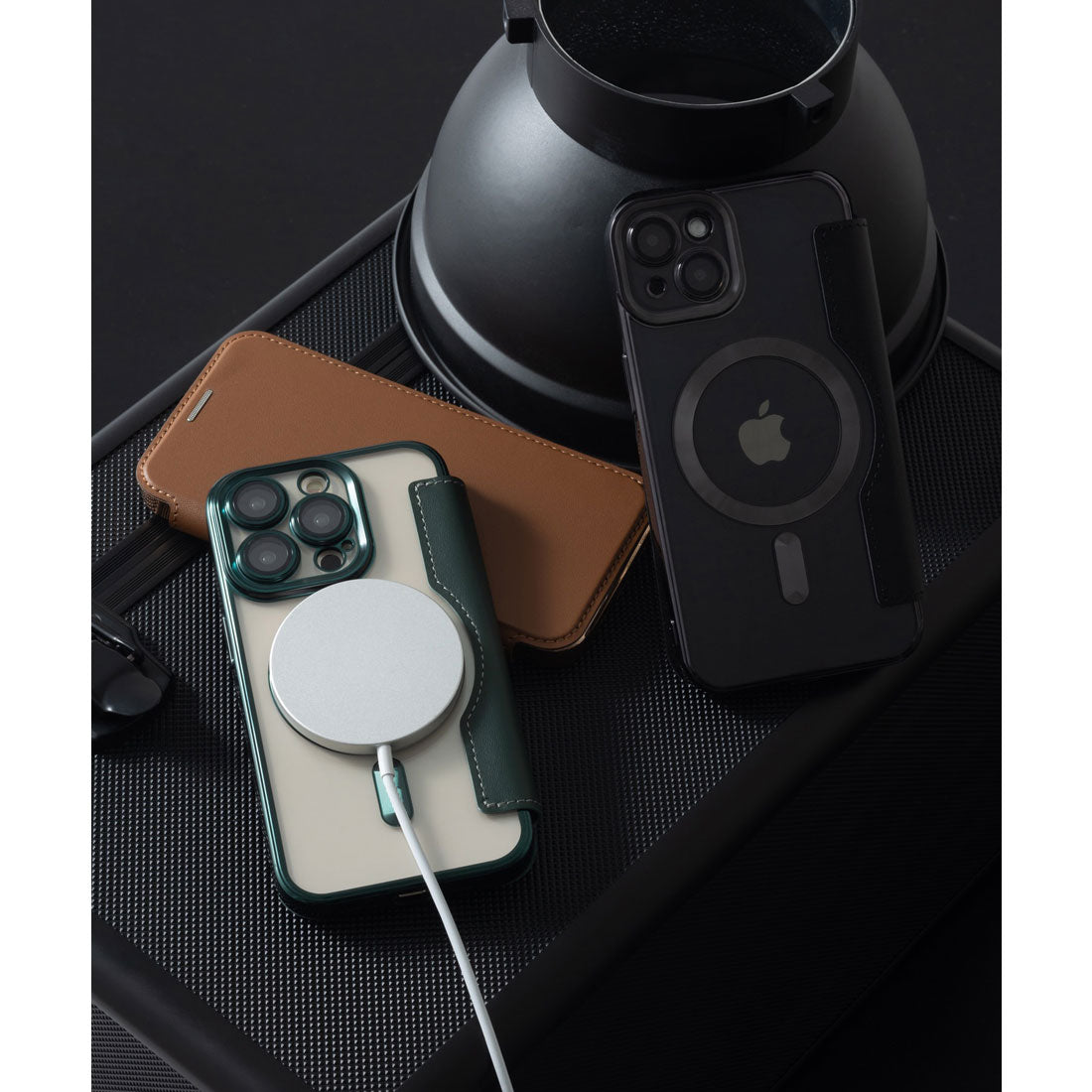 エモニーク emonique magsafe搭載 PUレザー iPhone 手帳型スマホケース カバー （ブラック） ブラック