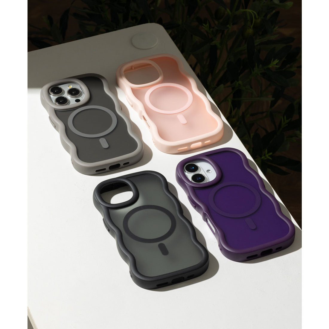 エモニーク emonique iPhoneケース カバー うねうね TPUシリコン素材 マット Magsafe対応 （パープル） パープル