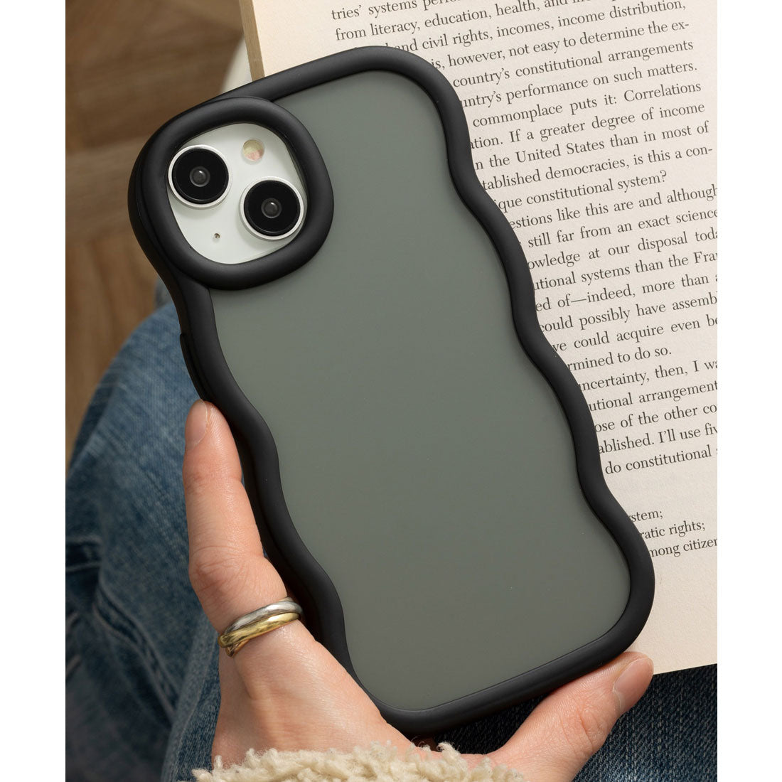 エモニーク emonique iPhoneケース カバー 滑りにくい うねうね TPUシリコン素材 マット （ブラック） ブラック