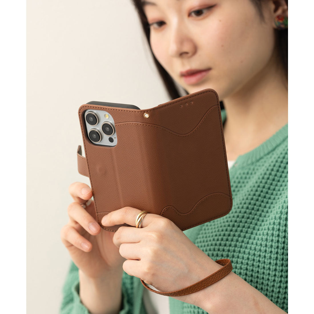 エモニーク emonique iPhoneケース カバー ハンド ショルダーストラップ付き 手帳型 カードポケット収納 （ブラウン） ブラウン
