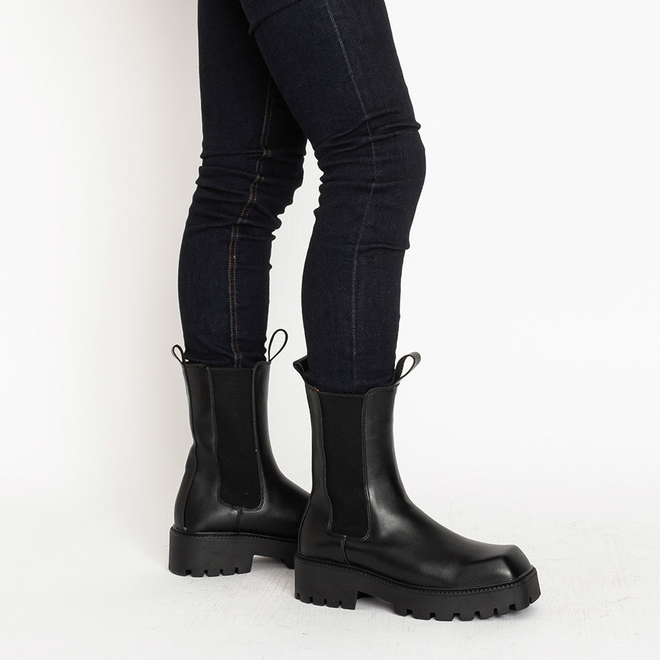 endevice tank sole square toe side gore chelsea boots