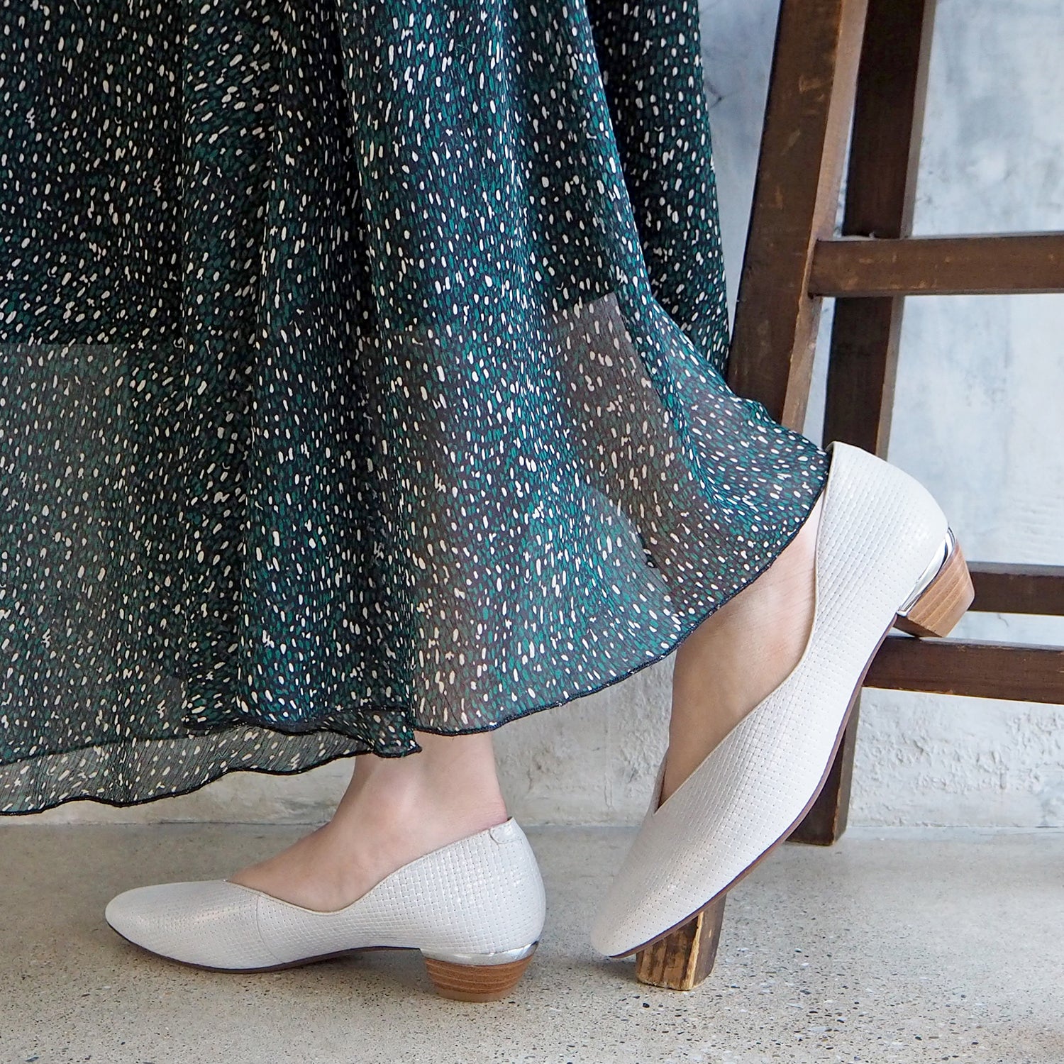 エンチャンテッド enchanted 本革Vカットスクエアトゥパンプス