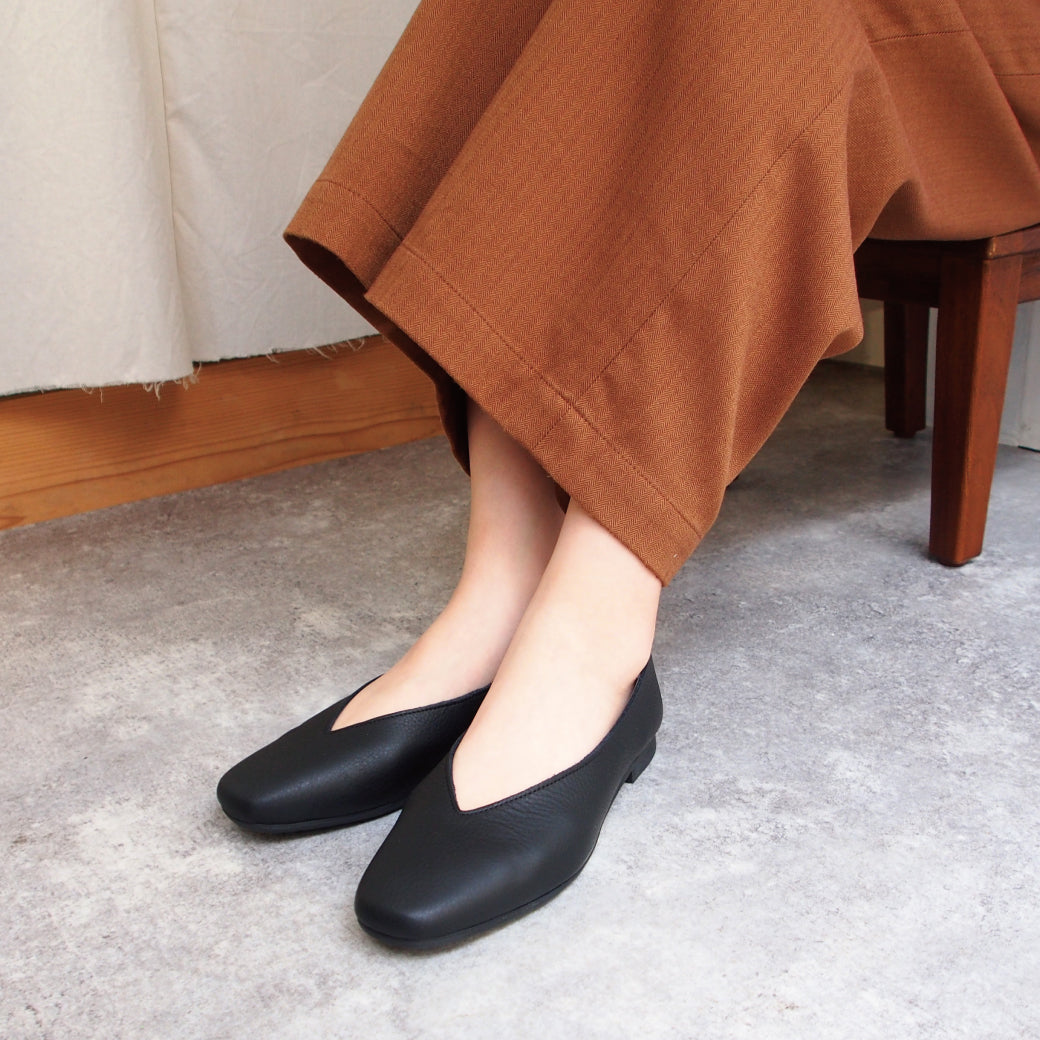 EN Ashinagaojisan EN Daddy Long Legs V-cut pumps