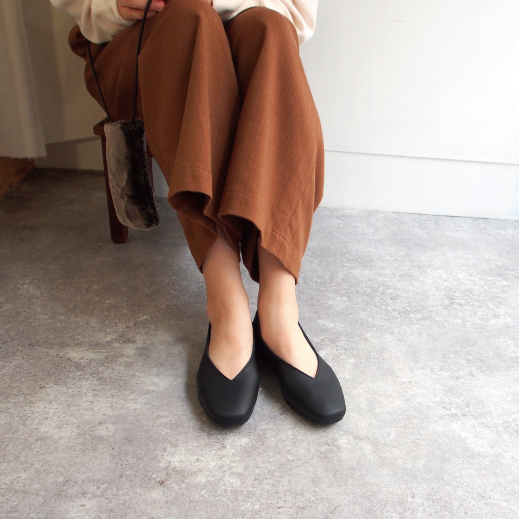 EN Ashinagaojisan EN Daddy Long Legs V-cut pumps