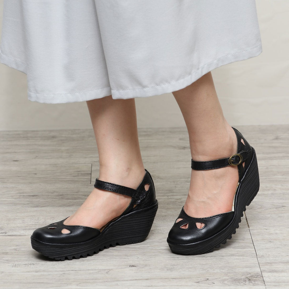 ヨーロッパコンフォートシューズ EU Comfort Shoes FLYLONDON サンダル・パンプス
