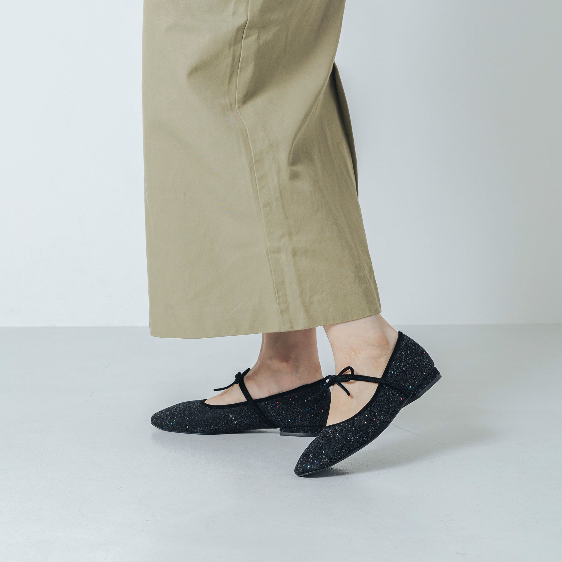 【EVOL/イーボル】 【ふかふか・クッション入り】ラウンドリボンフラットパンプス IZ5811  （ブラック） ブラック