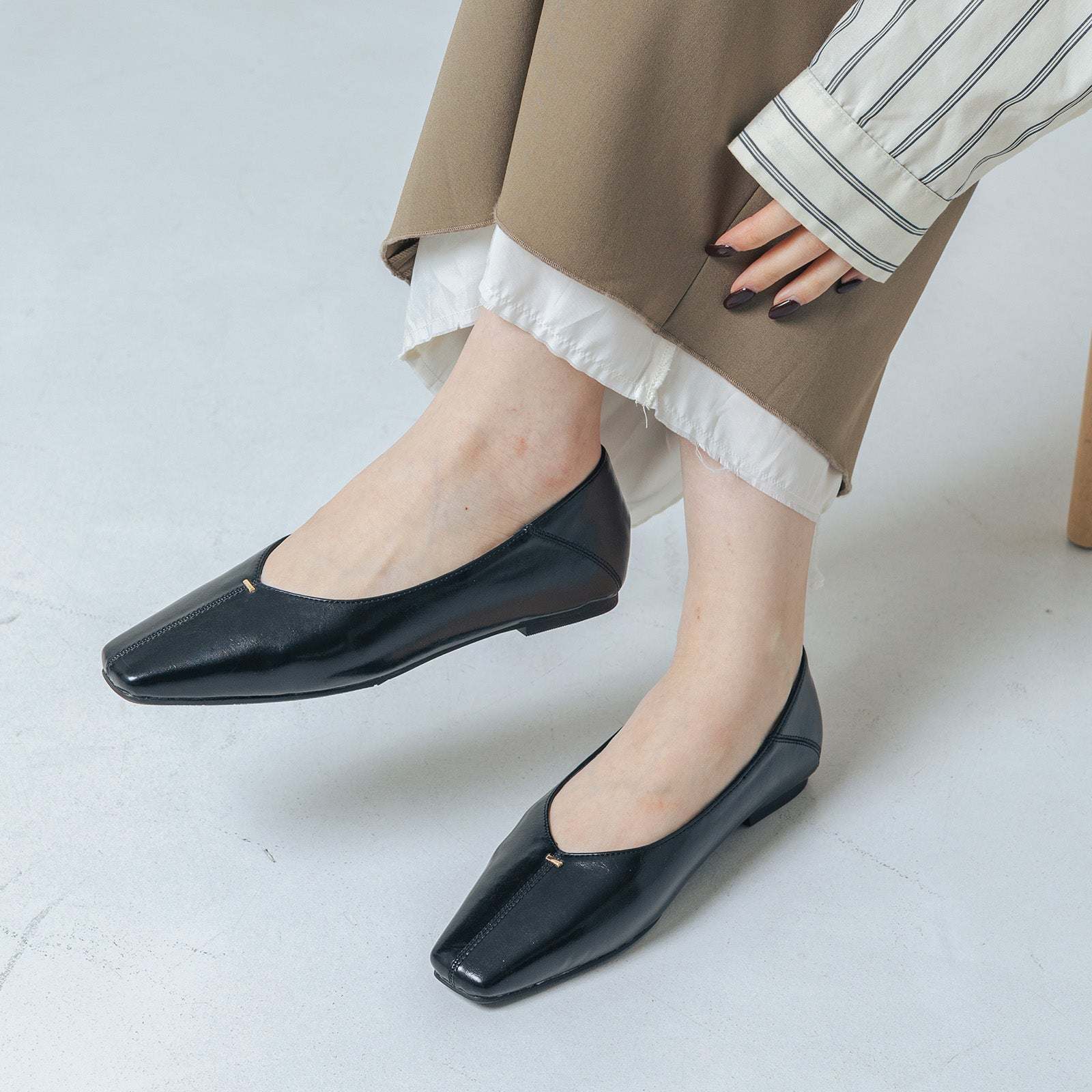 【EVOL/イーボル】 【ふかふか・クッション入り】スクエアゴールドステッチフラットパンプス IZ5810  （ブラック） ブラック