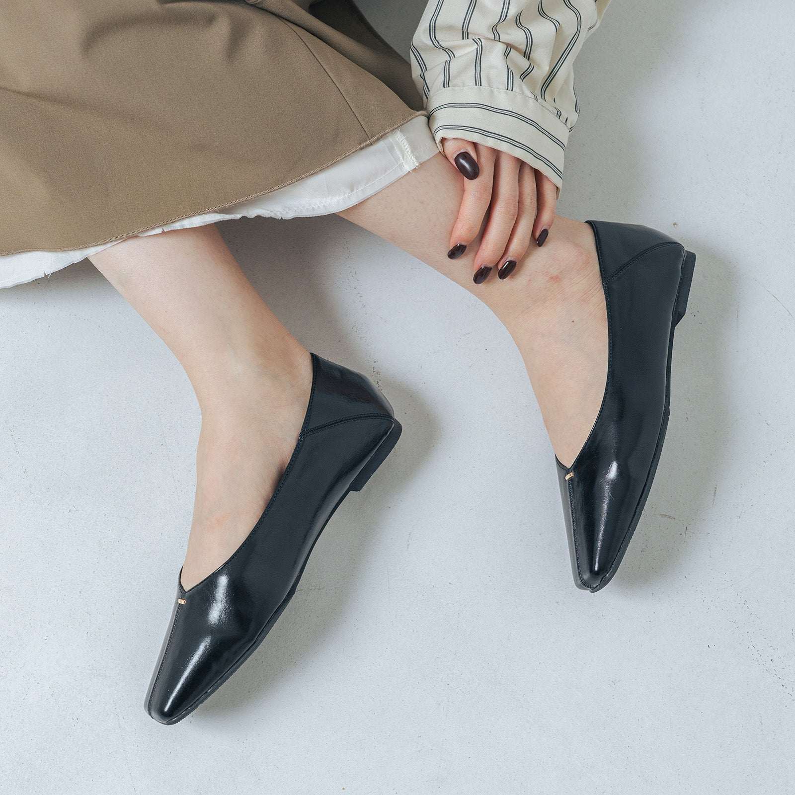 【EVOL/イーボル】 【ふかふか・クッション入り】スクエアゴールドステッチフラットパンプス IZ5810  （ブラック） ブラック