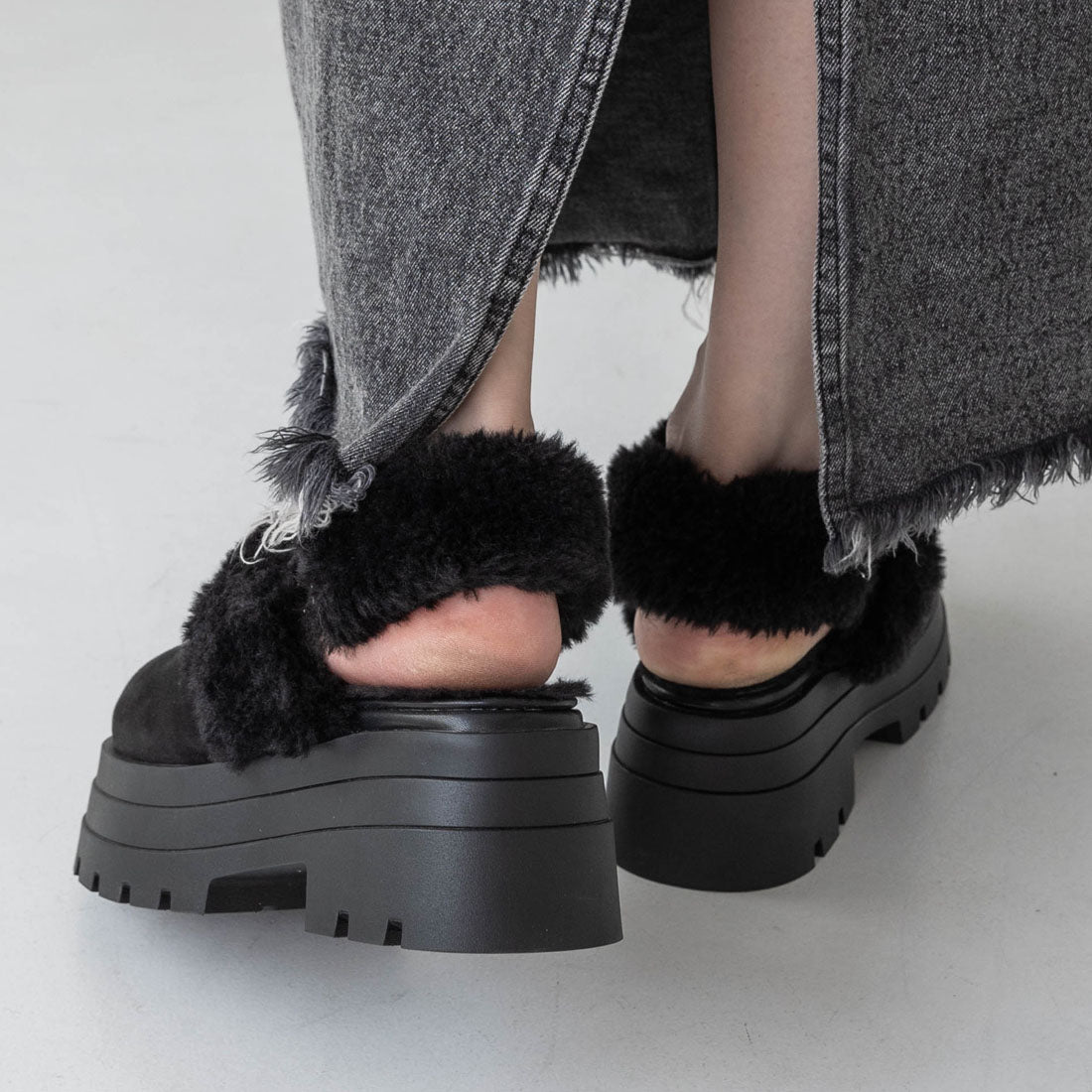 【EVOL/イーボル】 【ストラップ取り外し可・S-LLサイズ展開】2WAYムートンスリッポン IZ5827  （ブラックスエード） ブラックスエード