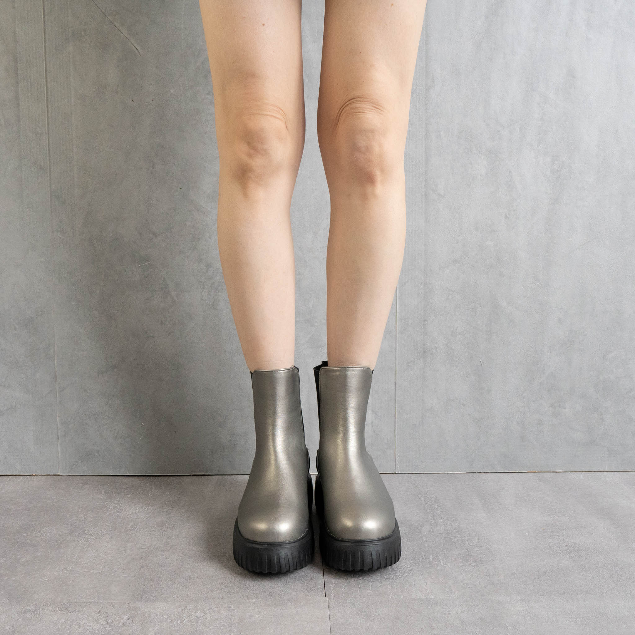 ファビーファビー FABBY FABBY. トラックソールワイドサイドゴアショートブーツ （シルバー） シルバー