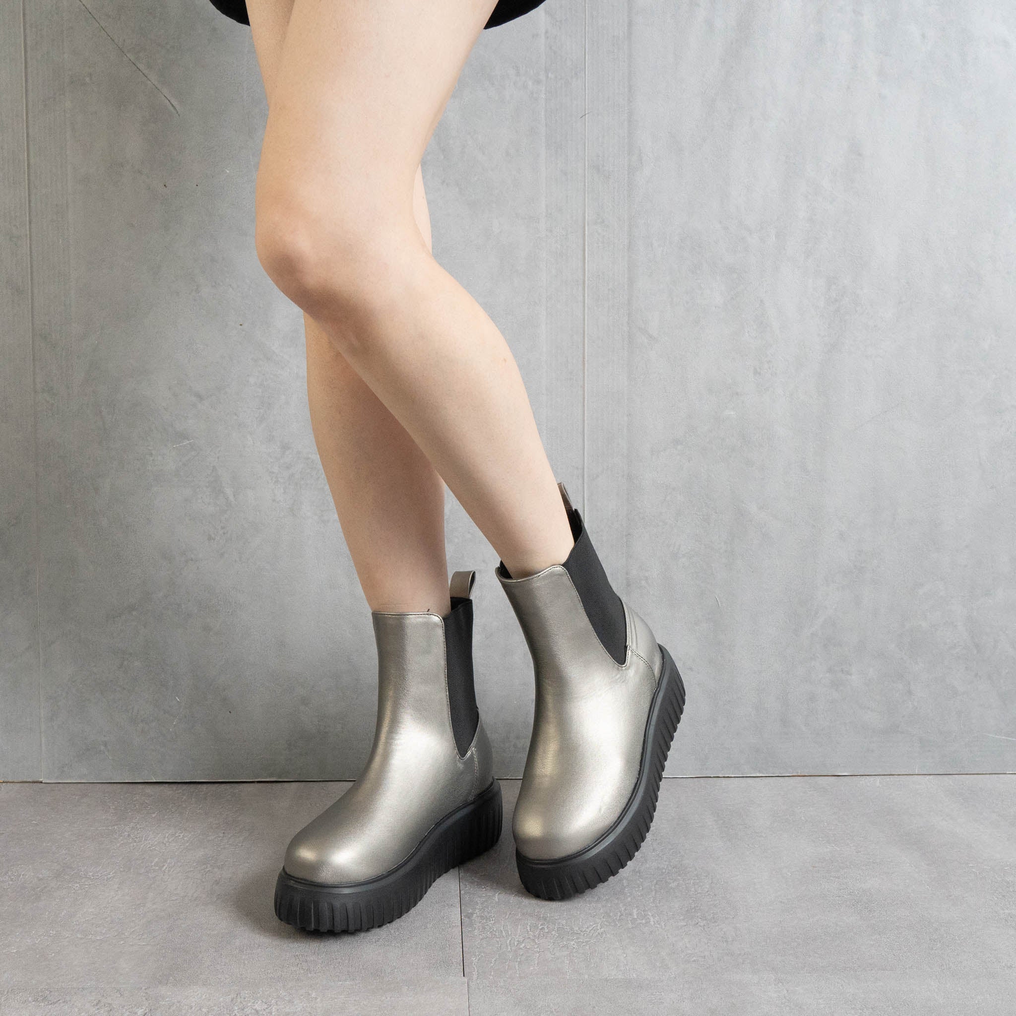 ファビーファビー FABBY FABBY. トラックソールワイドサイドゴアショートブーツ （シルバー） シルバー