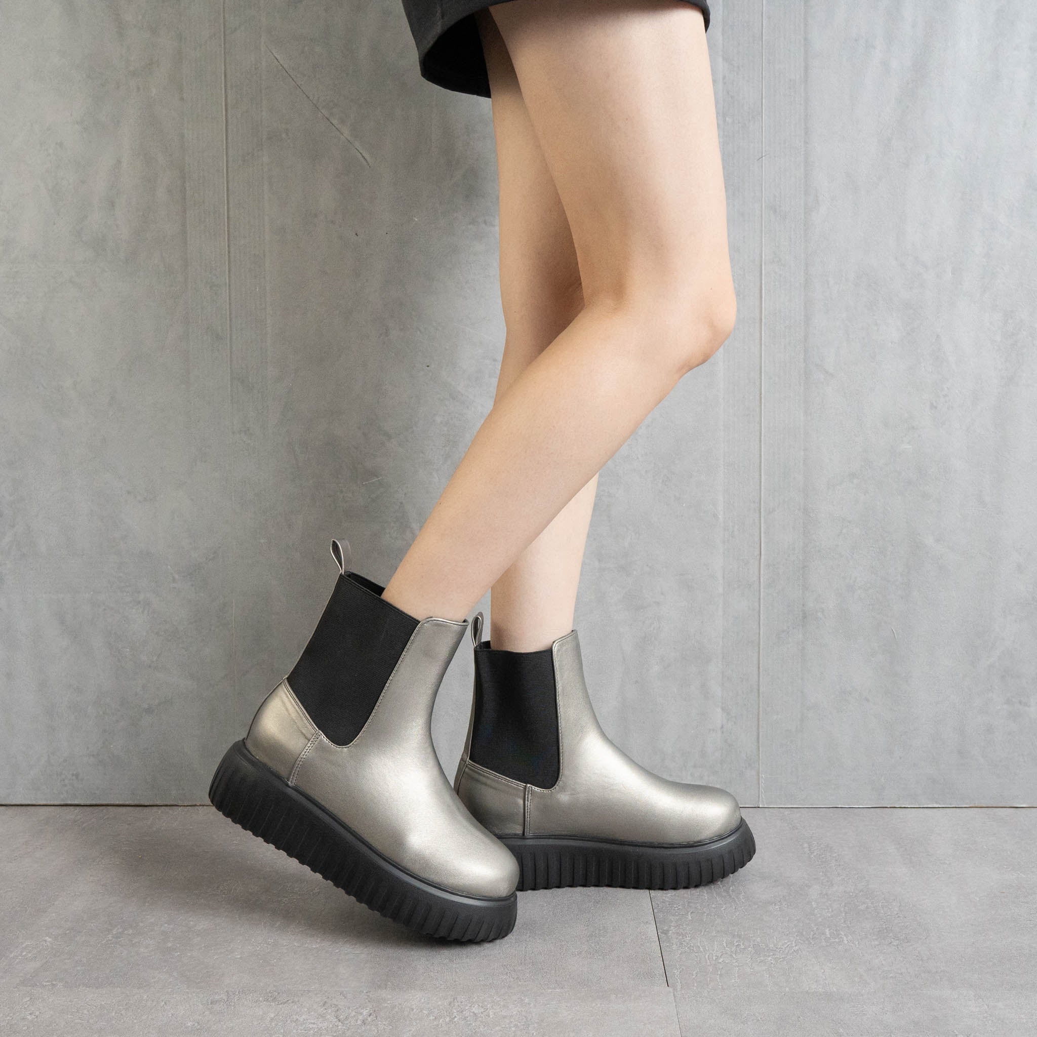 ファビーファビー FABBY FABBY. トラックソールワイドサイドゴアショートブーツ （シルバー） シルバー