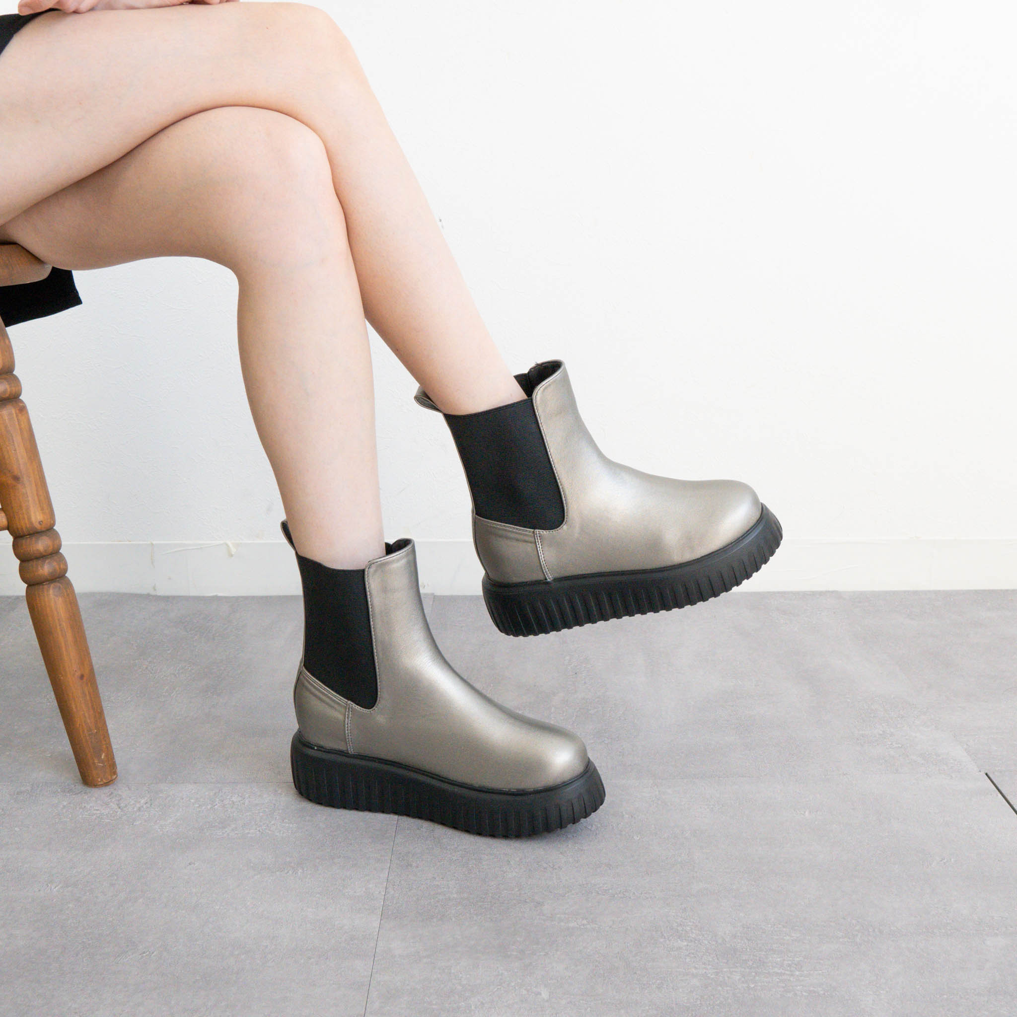 ファビーファビー FABBY FABBY. トラックソールワイドサイドゴアショートブーツ （シルバー） シルバー