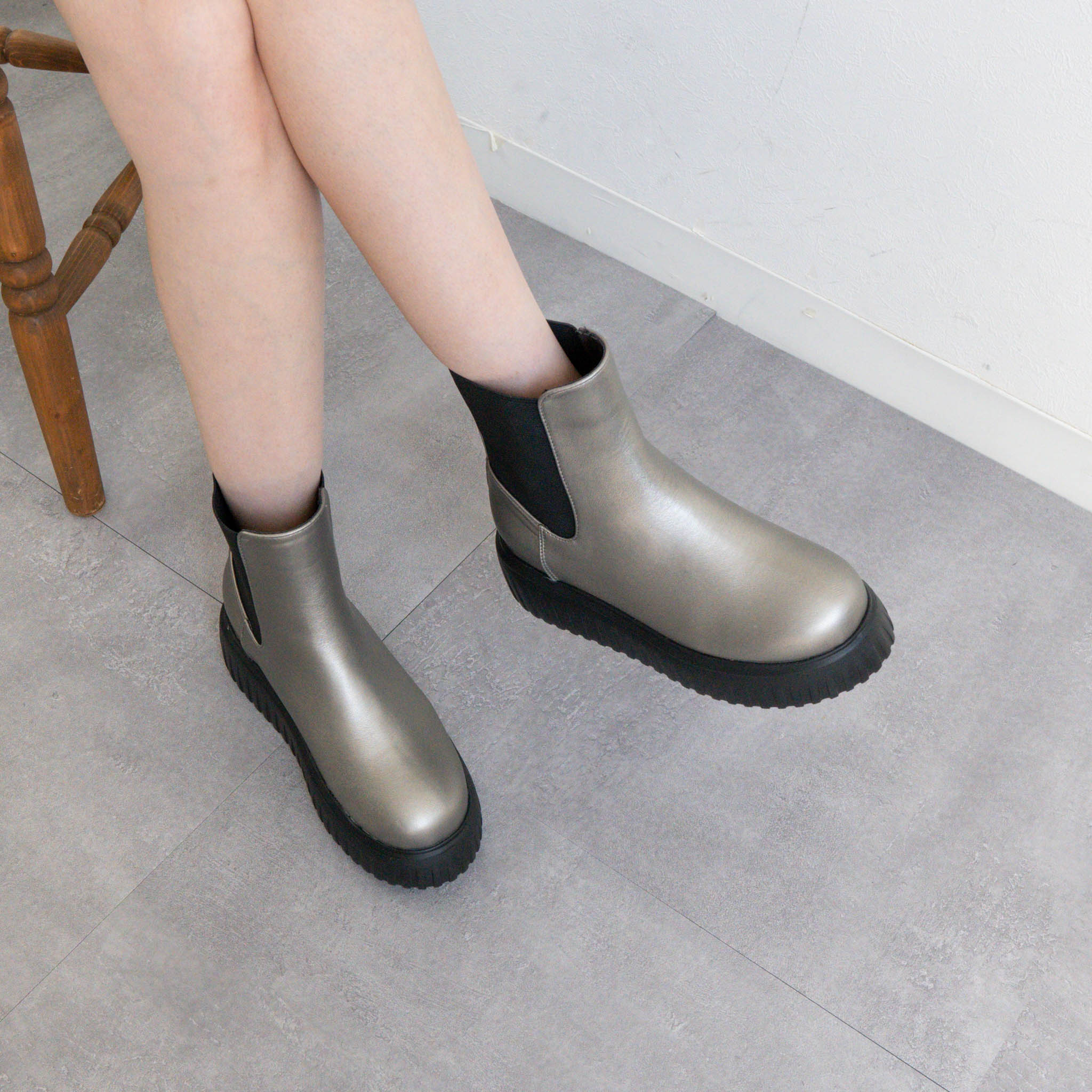 ファビーファビー FABBY FABBY. トラックソールワイドサイドゴアショートブーツ （シルバー） シルバー