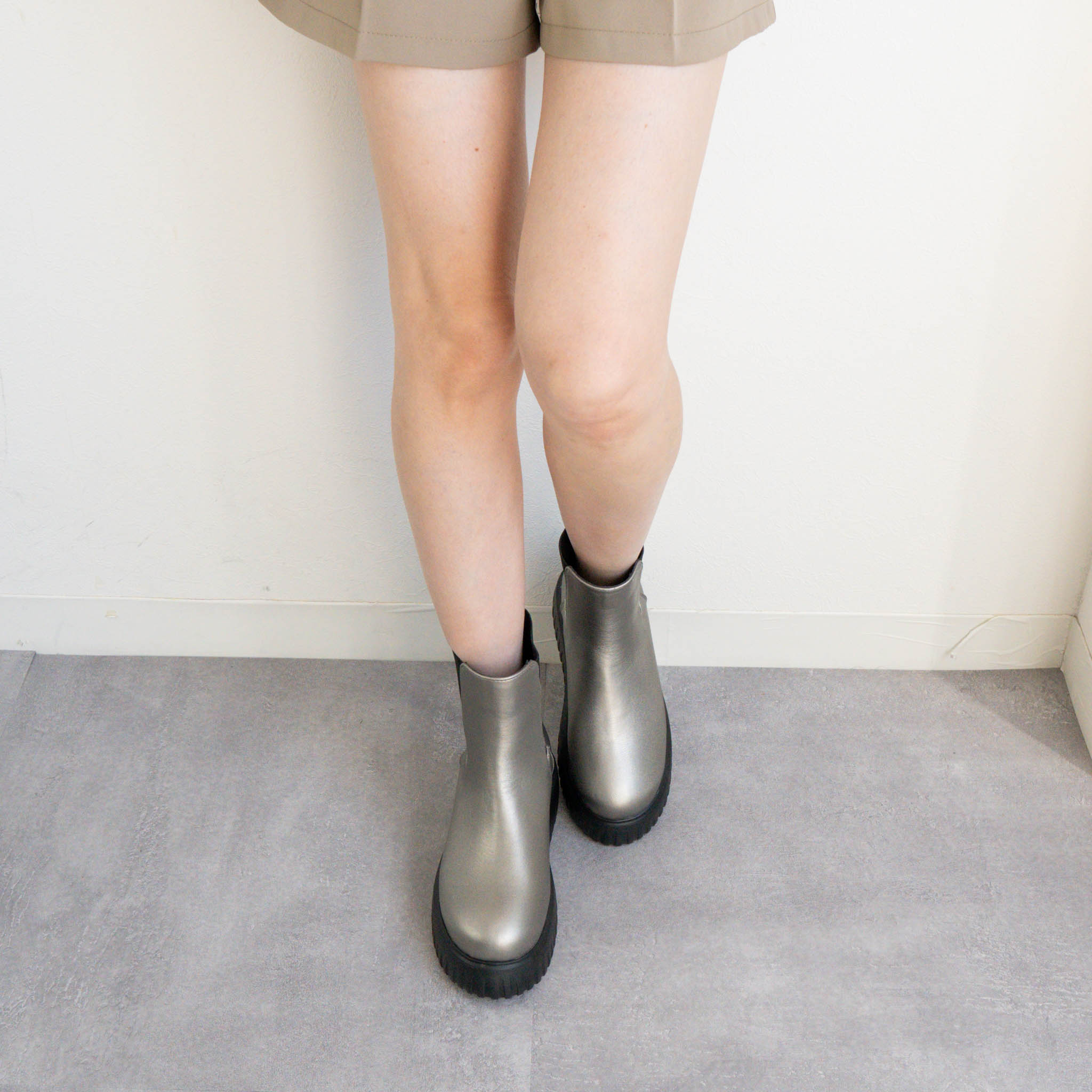 ファビーファビー FABBY FABBY. トラックソールワイドサイドゴアショートブーツ （シルバー） シルバー