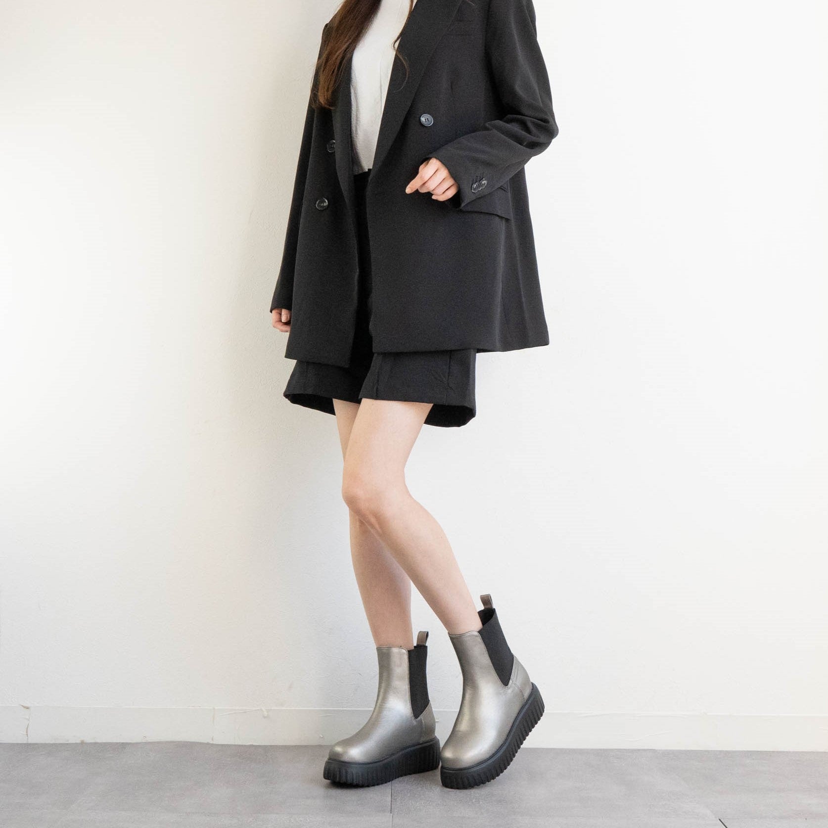 ファビーファビー FABBY FABBY. トラックソールワイドサイドゴアショートブーツ （シルバー） シルバー
