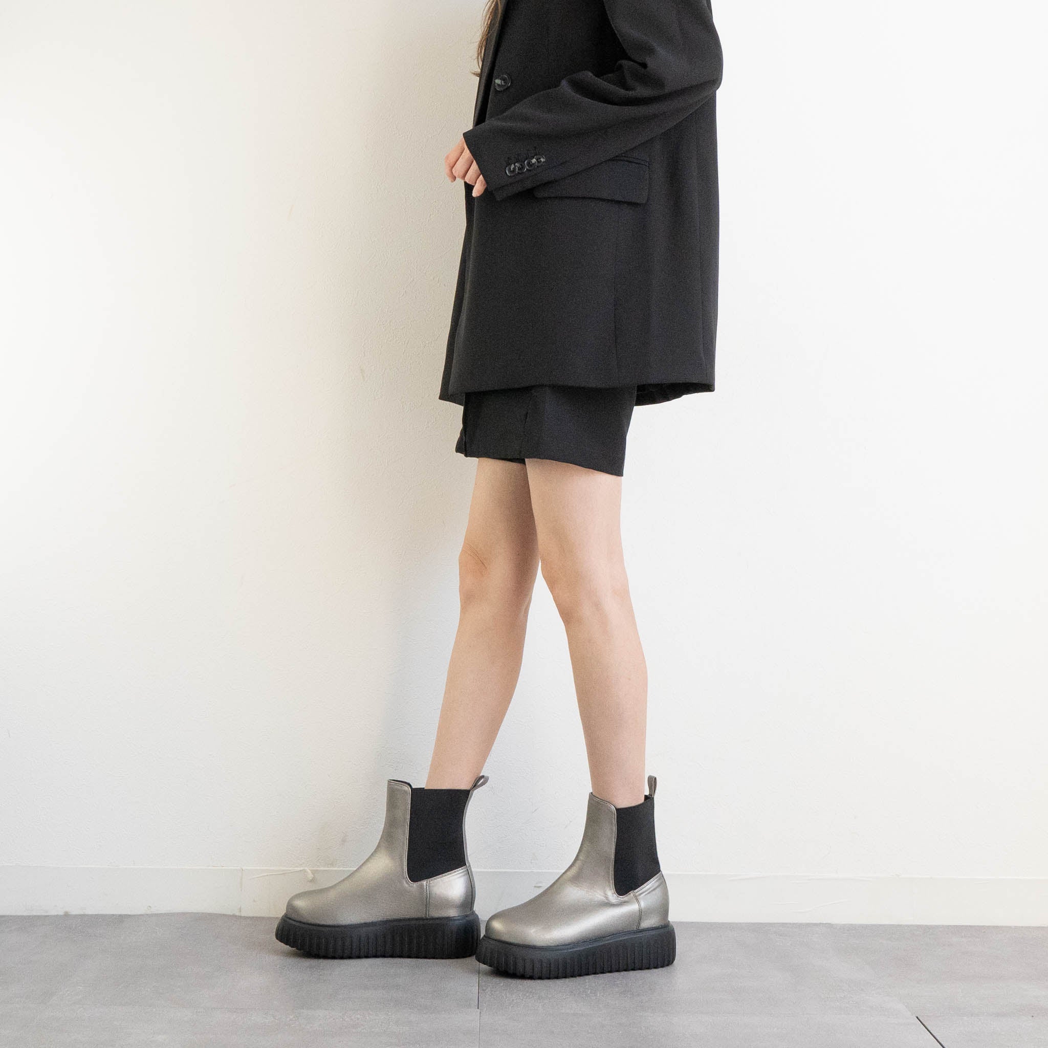 ファビーファビー FABBY FABBY. トラックソールワイドサイドゴアショートブーツ （シルバー） シルバー