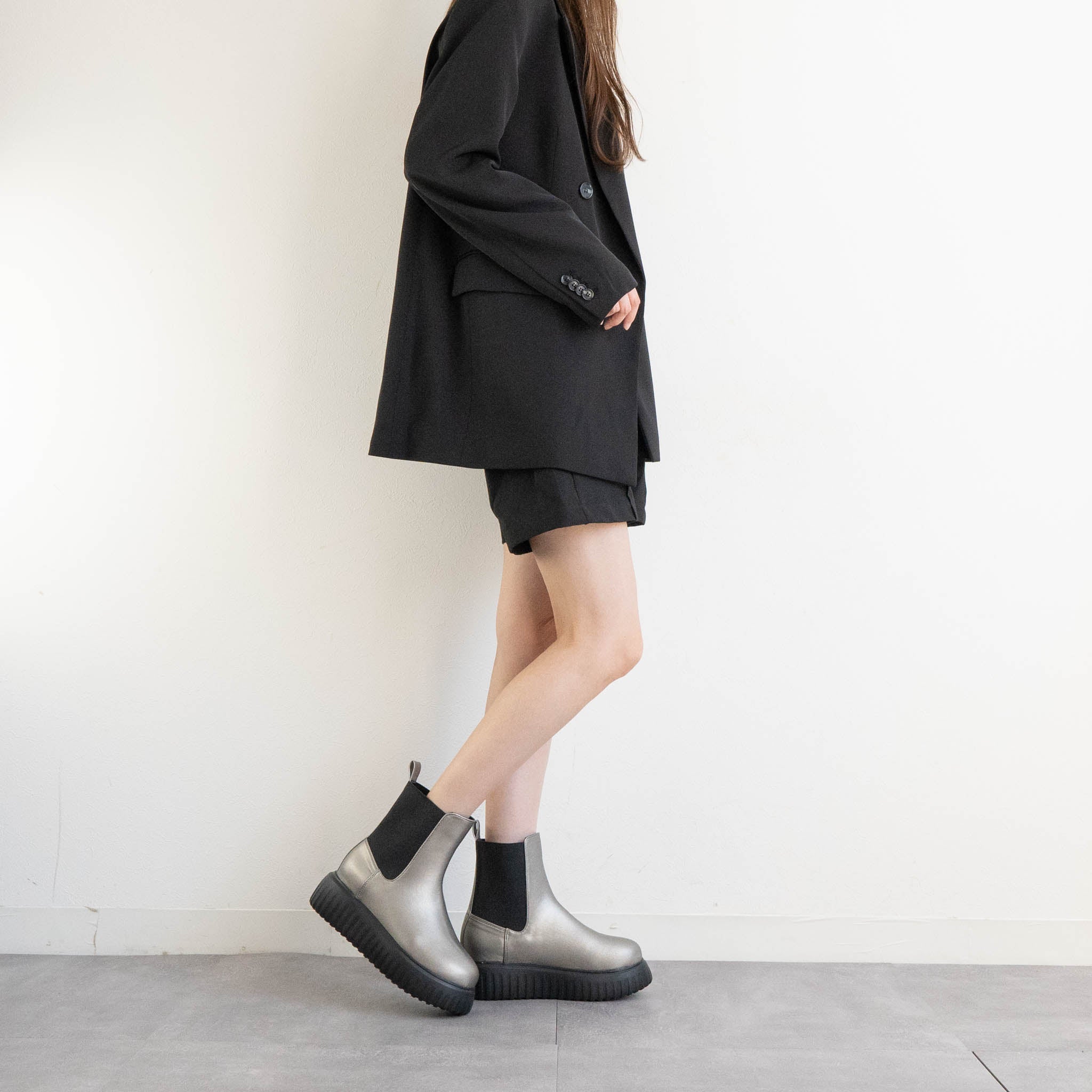 ファビーファビー FABBY FABBY. トラックソールワイドサイドゴアショートブーツ （シルバー） シルバー