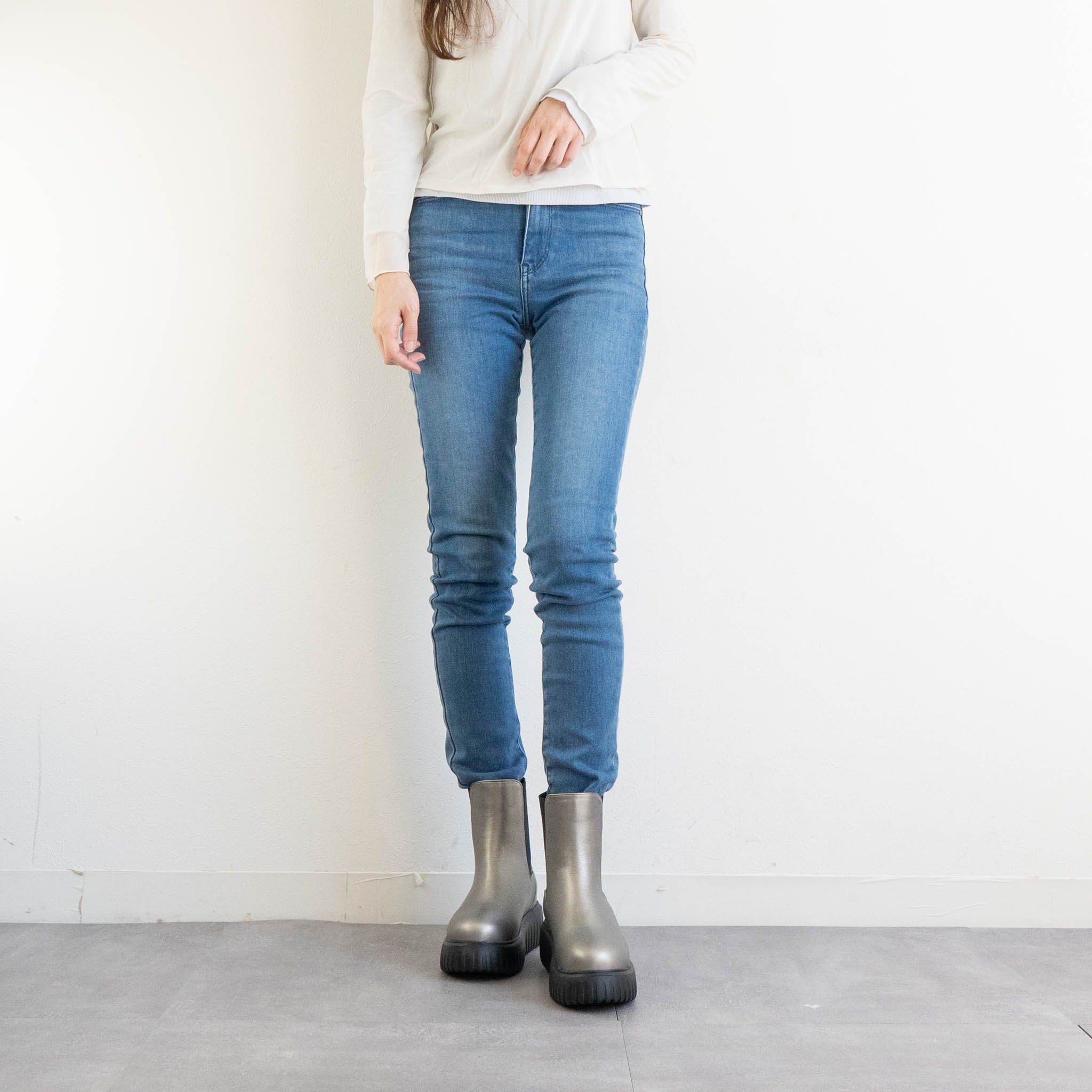 ファビーファビー FABBY FABBY. トラックソールワイドサイドゴアショートブーツ （シルバー） シルバー