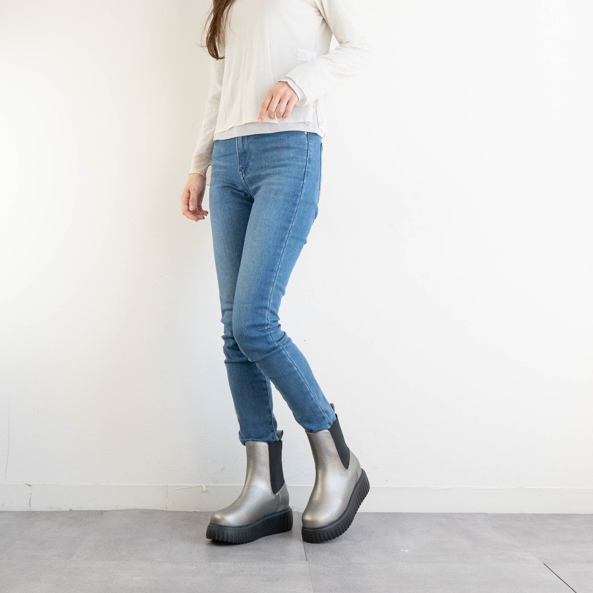 ファビーファビー FABBY FABBY. トラックソールワイドサイドゴアショートブーツ （シルバー） シルバー
