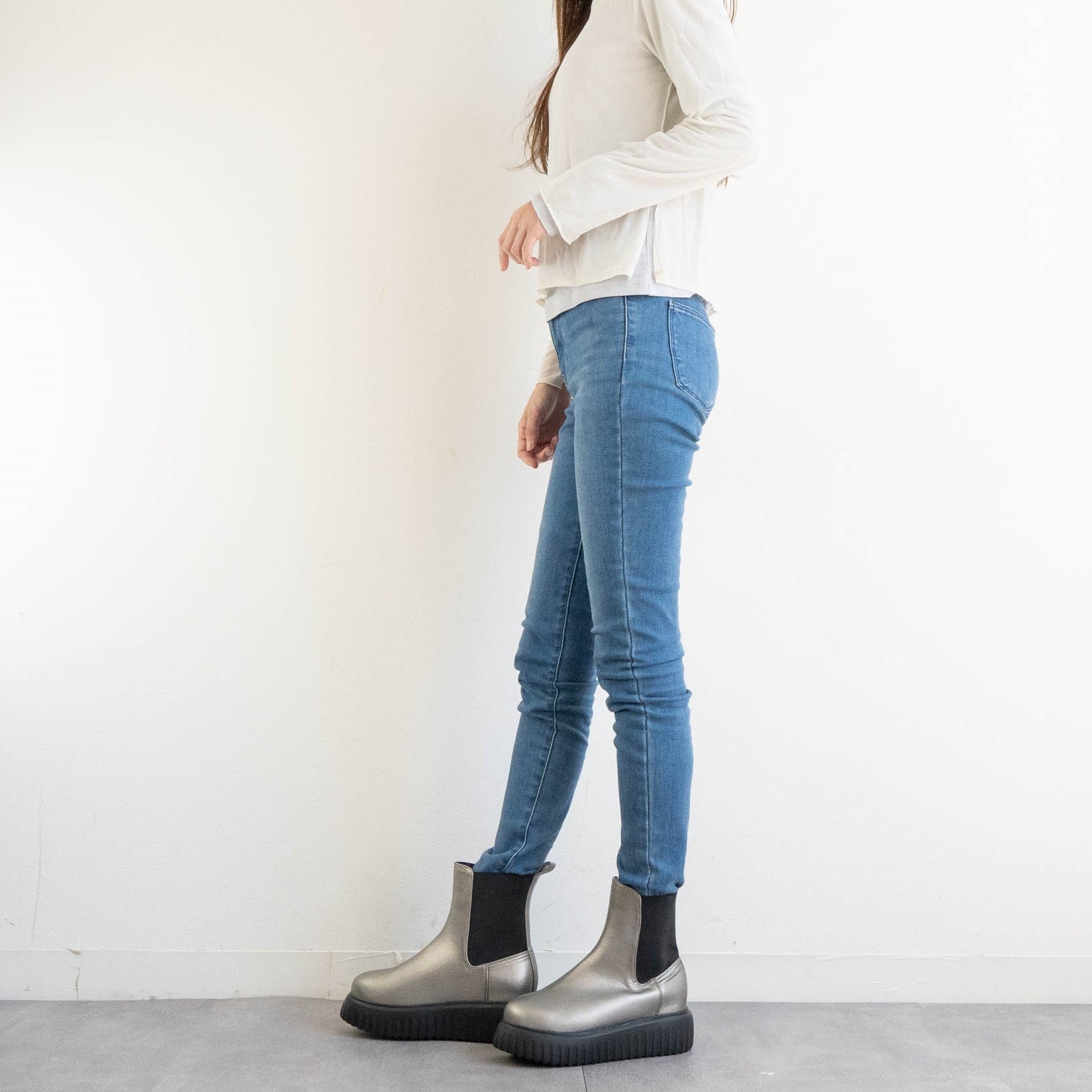 ファビーファビー FABBY FABBY. トラックソールワイドサイドゴアショートブーツ （シルバー） シルバー