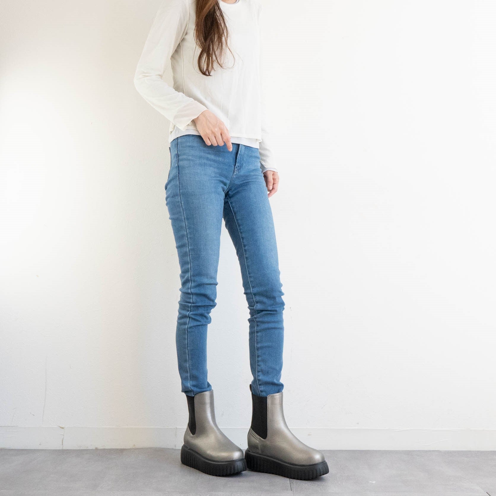 ファビーファビー FABBY FABBY. トラックソールワイドサイドゴアショートブーツ （シルバー） シルバー