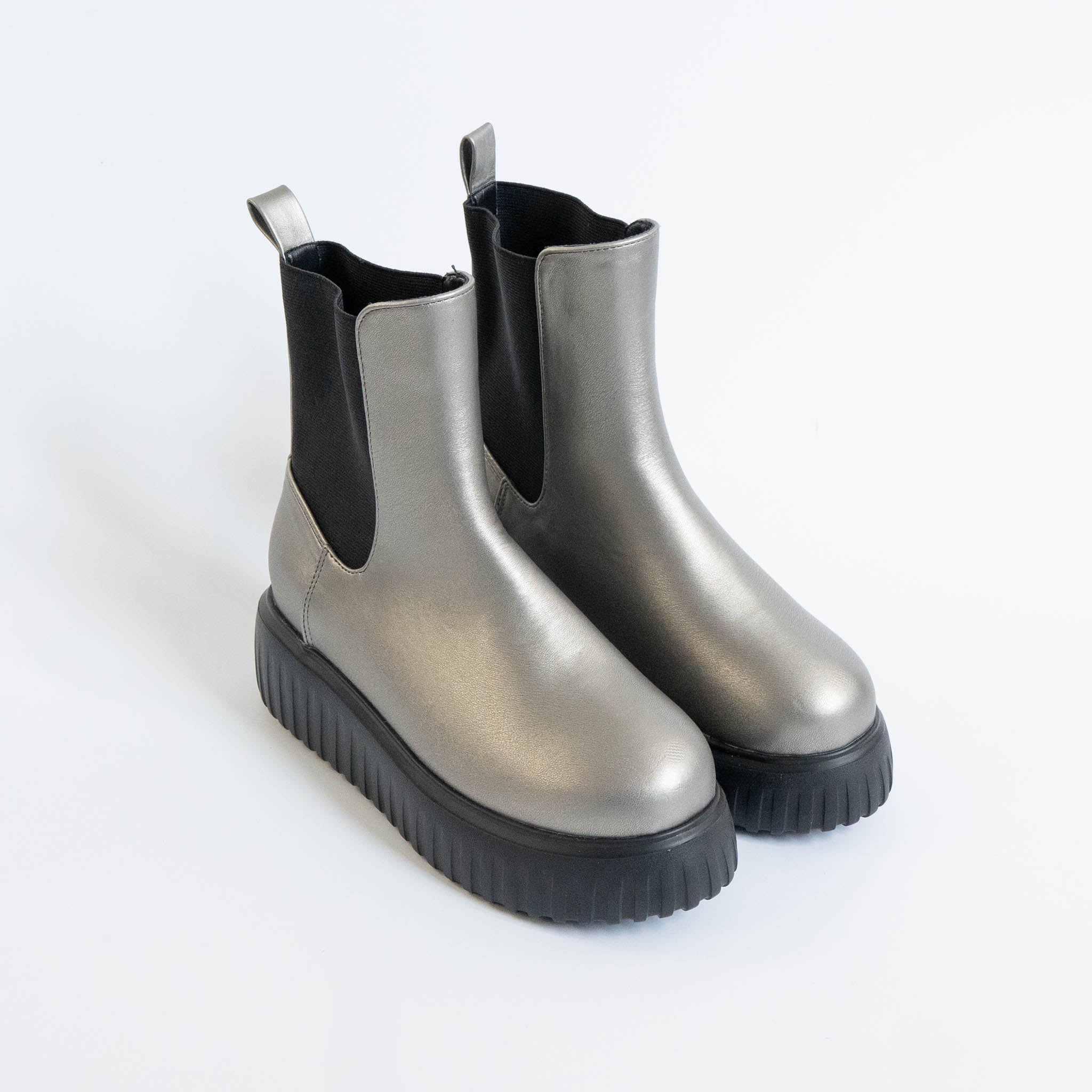 ファビーファビー FABBY FABBY. トラックソールワイドサイドゴアショートブーツ （シルバー） シルバー
