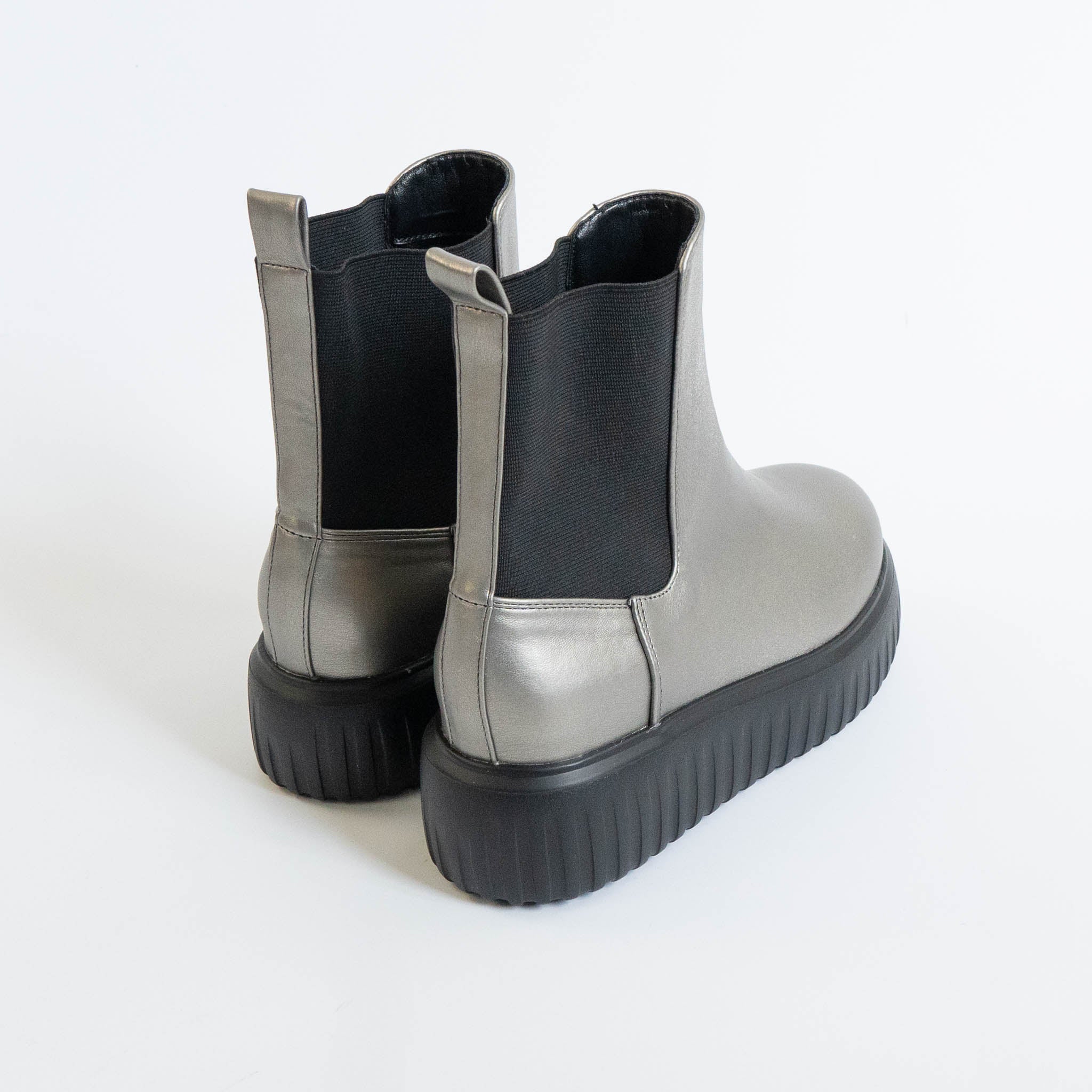 ファビーファビー FABBY FABBY. トラックソールワイドサイドゴアショートブーツ （シルバー） シルバー