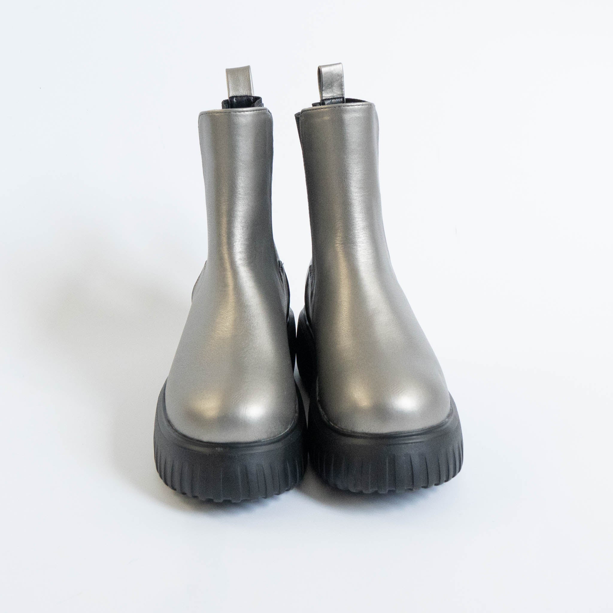 ファビーファビー FABBY FABBY. トラックソールワイドサイドゴアショートブーツ （シルバー） シルバー