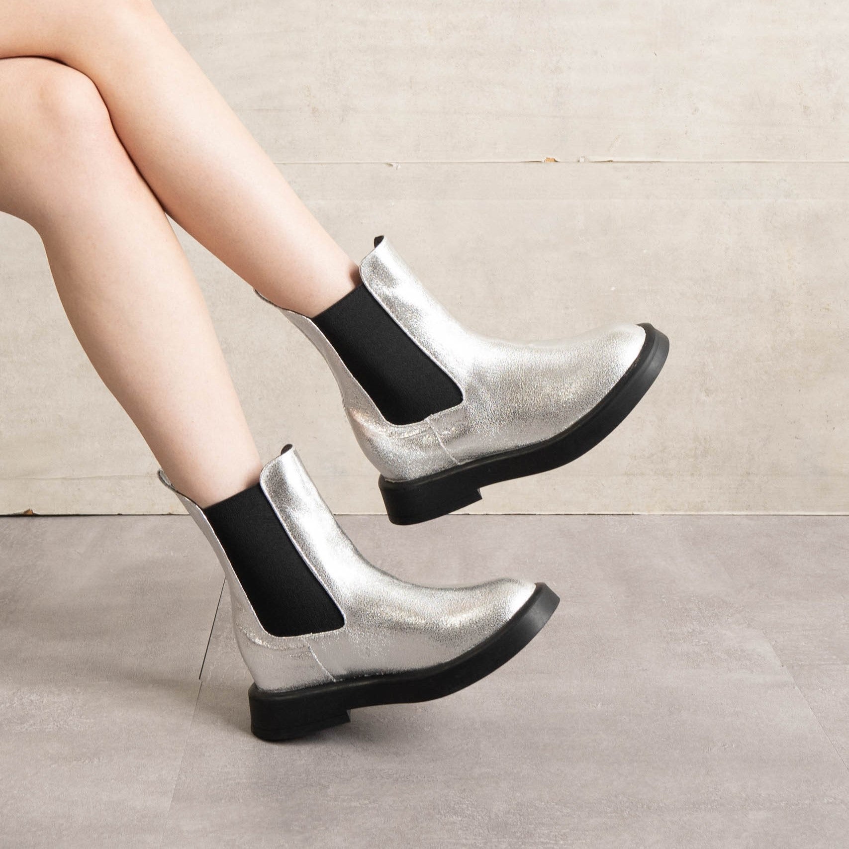 ファビーファビー FABBY FABBY. サイドゴアジョッキーショートブーツ （シルバー） シルバー