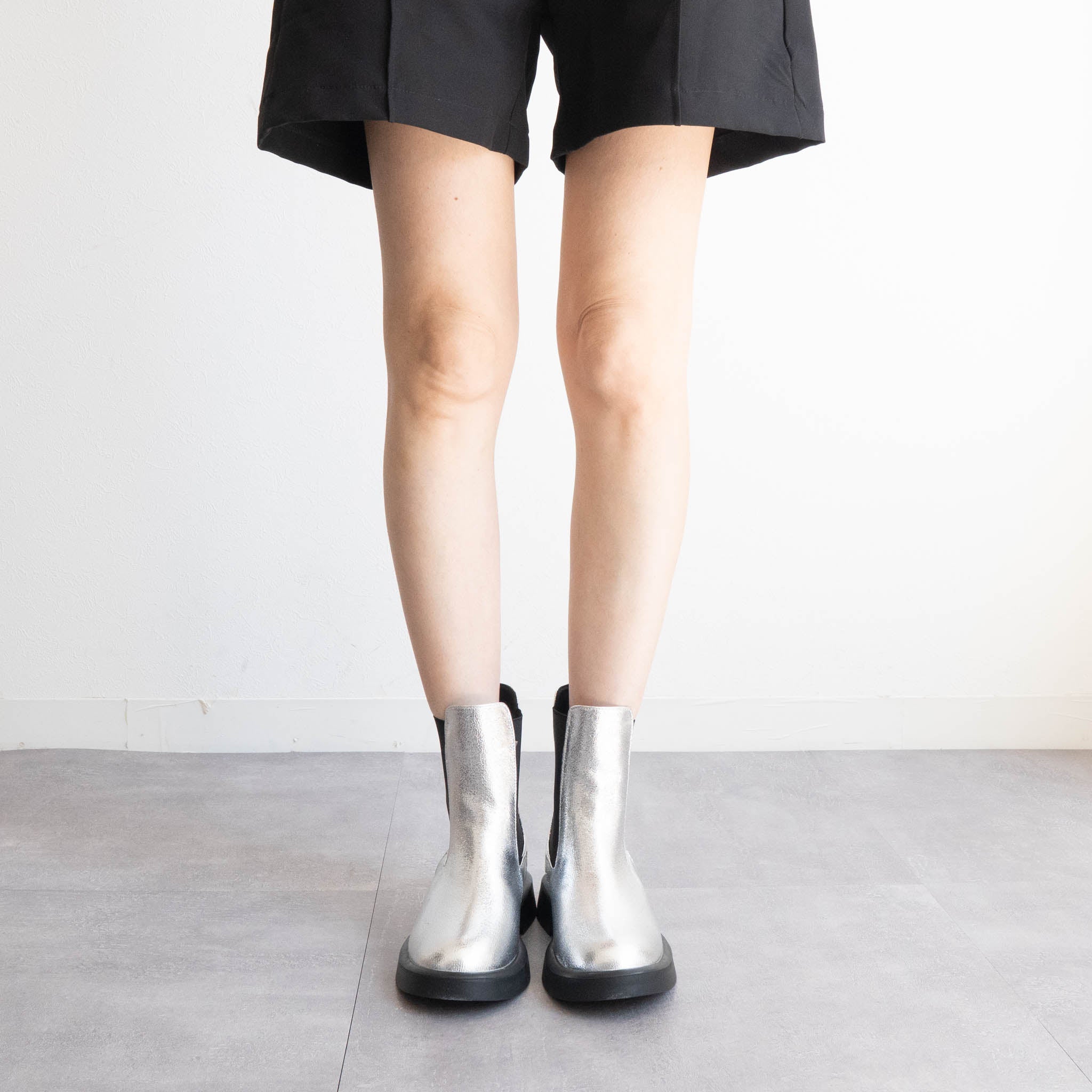 ファビーファビー FABBY FABBY. サイドゴアジョッキーショートブーツ （シルバー） シルバー