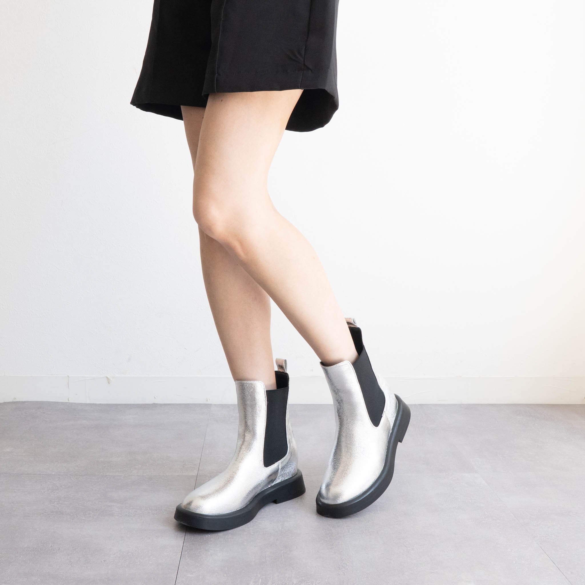 ファビーファビー FABBY FABBY. サイドゴアジョッキーショートブーツ （シルバー） シルバー