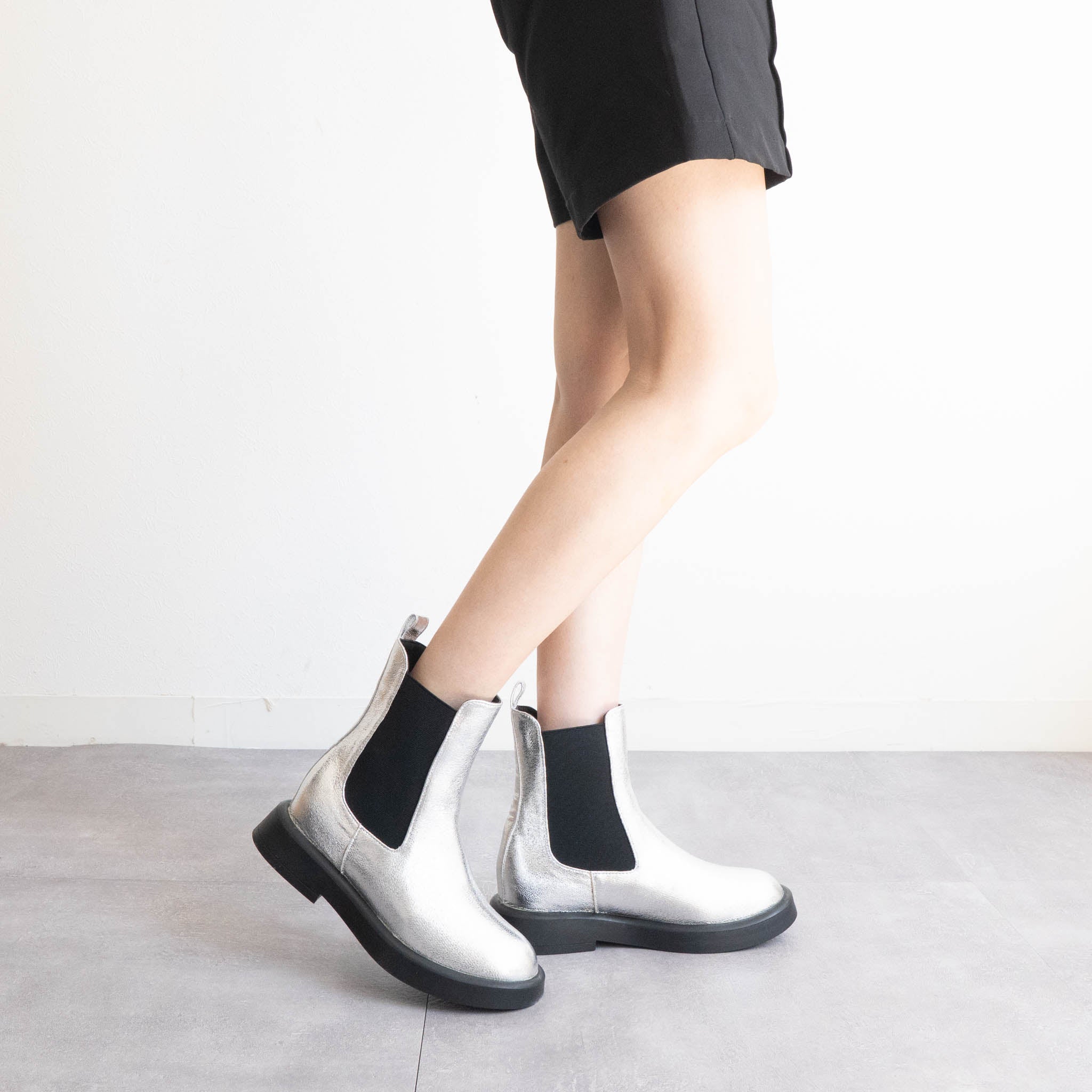 ファビーファビー FABBY FABBY. サイドゴアジョッキーショートブーツ （シルバー） シルバー