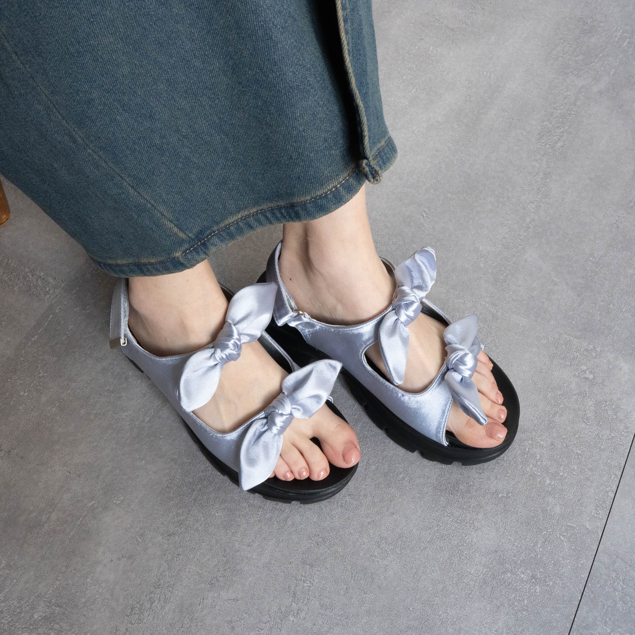ファビーファビー FABBY FABBY. スニーカーソールリボンベルトサンダル （シルバー） シルバー